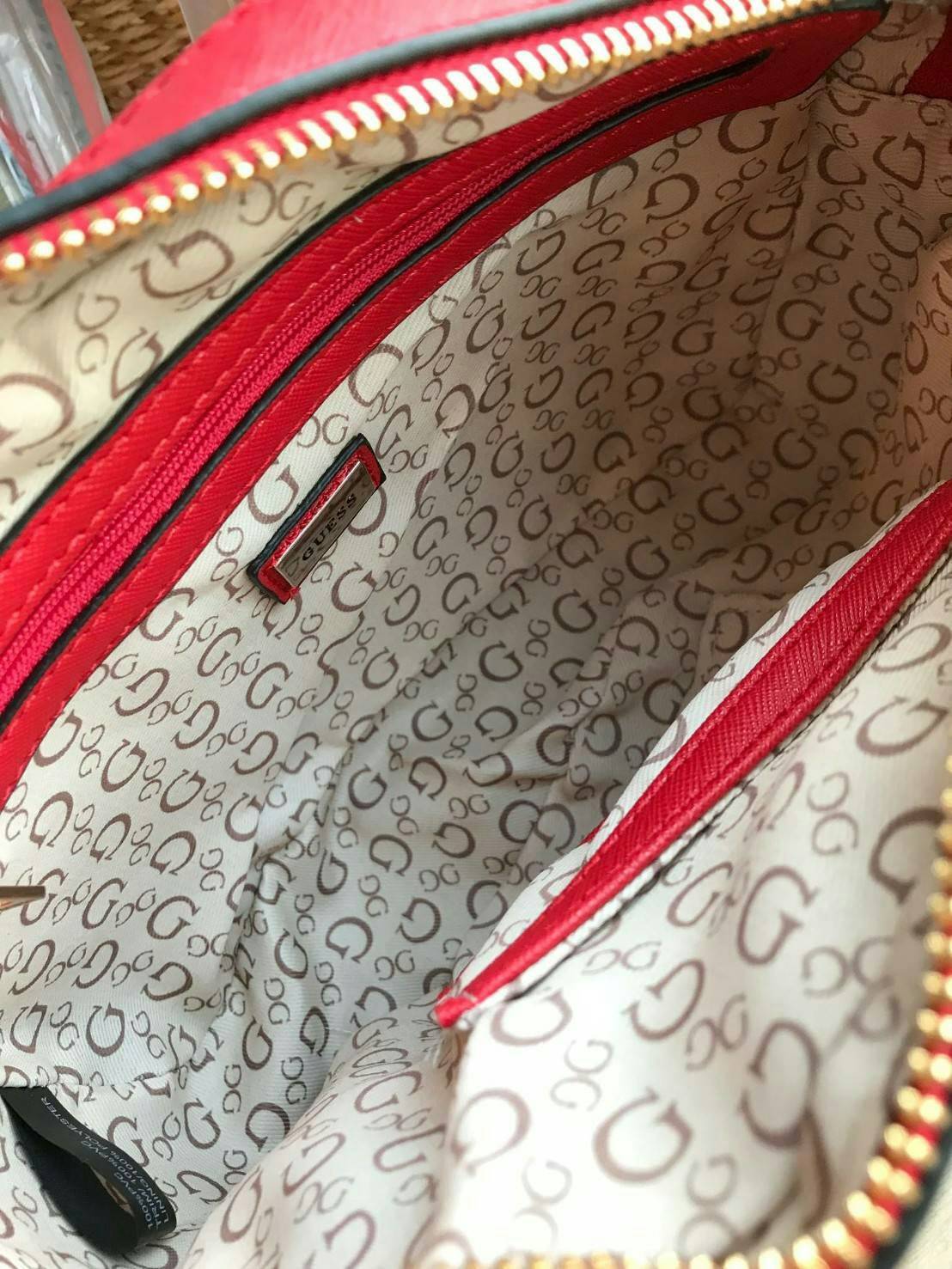 GUESS CROSSBODY BAG กระเป๋าสะพายรุ่นใหม่ ทรงเหลี่ยมตั้งอยู่ทรง วัสดุหนังSaffiano ด้านหน้าปั้มลายโลโก้นูน เปิดปิดด้วยซิปเดียวด้านบน ภายในกว้างใส่กระเป๋าสตางค์ใบยาวได้ ด้านหน้ามีช่องเล็ก1ช่อง ภายในมีช่องซิปเล็ก1ช่อง แยกเป็นสัดส่วน ด้านในบุผ้าลายสกรีน น้ำหนั