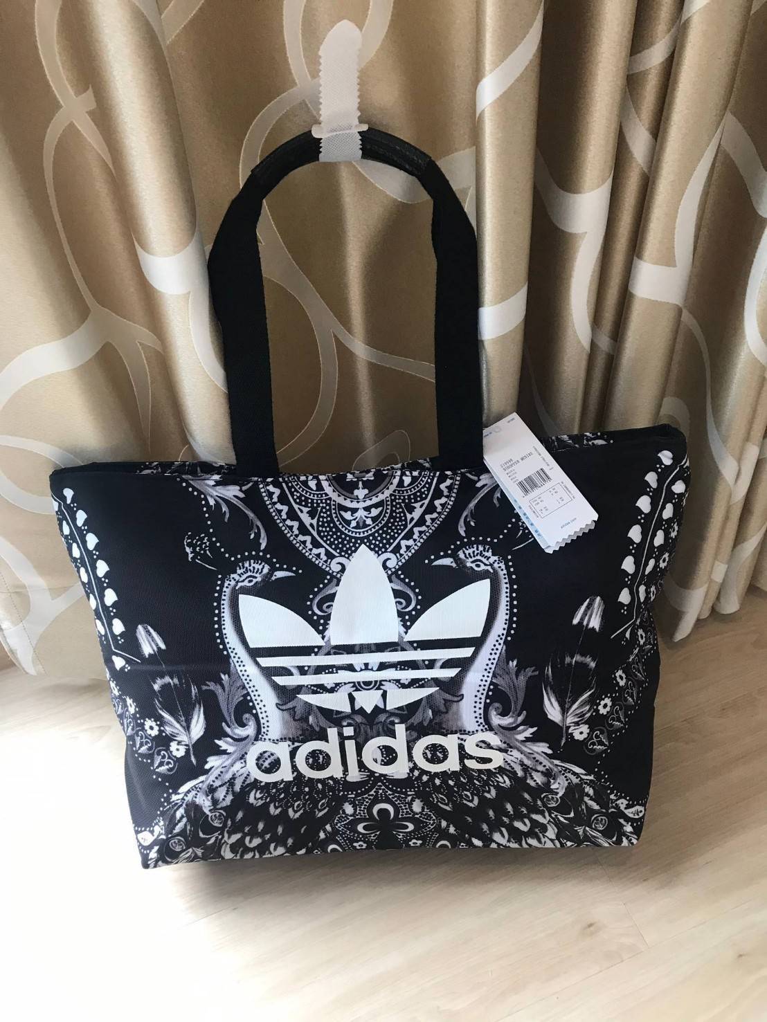 Adidas Original Large Tote Bag กระเป๋าสะพายทรง Tote หรือทรง shopping ใบใหญ่จาก Adidas Factory Outlet วัสดุ Nylon & Polyester 100% เนื้อนิ่มคุณภาพดี น้ำหนักเบาใบใหญ่จุได้เยอะ เปิดปิดด้วยซิปเดียวด้านบน หัวซิปปั้มโลโก้ ภายในมีช่องซิป แยกเก็บของสำคัญ และช่องใ