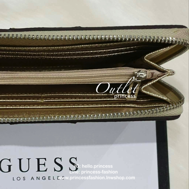 Guess women zip around long wallet กระเป๋าสตางค์หนังทรงซิปรอบลาย G ด้านหน้าติดโลโก้แบรนด์ด้วยโลหะสวยหรู ภายในมีช่องใส่ธนบัตร ช่องใส่บัตรหลายช่อง มีช่องซิปใส่เหรียญ สามารถใส่ไอโฟนพลัสได้ สวยคุ้ม น่าใช้มากๆค่า