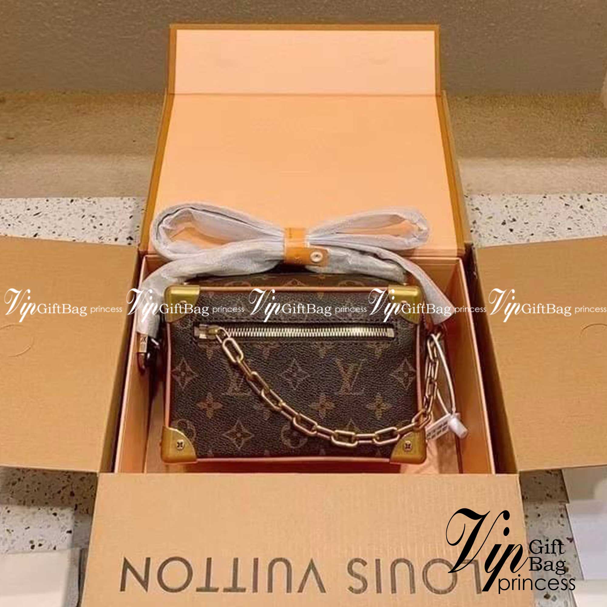 LV Mini Soft Trunk in Monogram Legacy กระเป๋าสะพายทรงกล่อง ไซส์มินิ สวย เท่ห์ รุ่นหายากมากกก วัสดุหนังแคนวาส ดีไซน์ทุกอย่างได้ลงตัว หรูหรา พกเป็นคลัทช์ออกงานก็ดูแพง สะพายข้างก็ดูอัพลุค ได้ทุกสไตล์ รุ่นนี้เป็น unisex ด้วยน้า ใช้ได้ทั้งหนุ่มๆและสาวๆไปเลย ภา