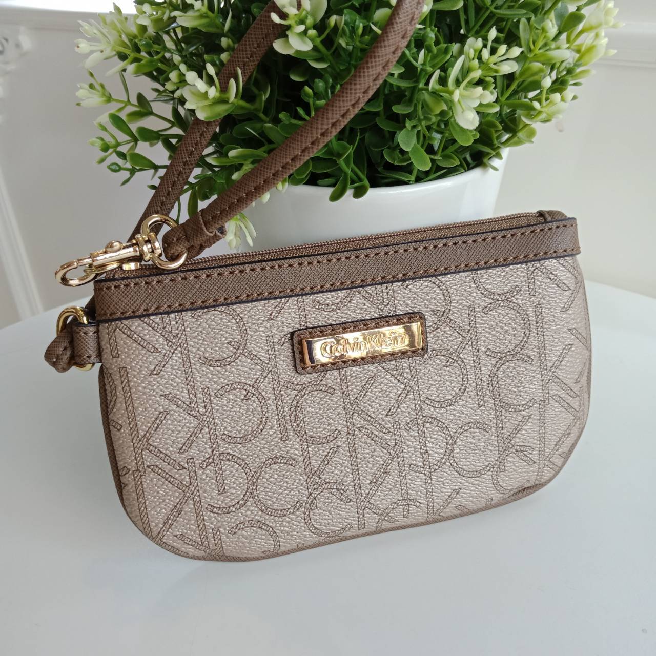 New must have item! กระเป๋าคล้องมือ ทรงน่ารัก จากแบรนด์ calvin klein มีมาให้ช้อปคะ หนัง pvc ทั้งใบอย่างดี มีสายคล้องมือเก๋ ด้านหน้าตกแต่งด้วยโลหะปั้มแบรนด์ เปิดปิดด้วยซิป ด้านในบุด้วยผ้าปั้มแบรนด์ มีช่องใส่บัตรแยก จะใส่ธนบัตรหรือบัตร ก็พกติดตัวในวันสบายๆ