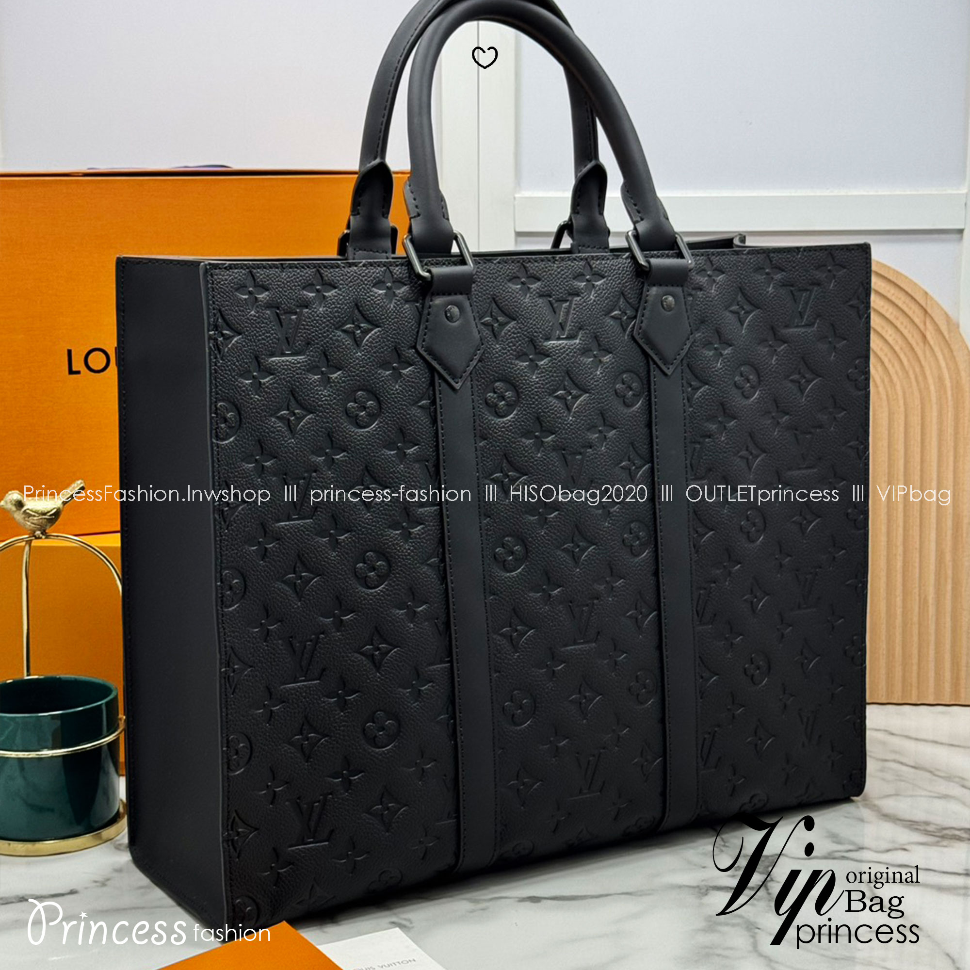 TOP ORI หนังแท้ | LV Sac Plat 24H Tote bag กระเป๋าโท้ทใบใหญ่ หนัง Taurillon ฉลุลายโมโนแกรมสวยหรูคมชัด สะท้อนความสง่างามเปี่ยมเสน่ห์สไตล์มัสคิวลีน ด้านในมีพื้นที่จุของได้มาก มีช่องแบ่งสัดส่วนด้านในไว้อย่างดี