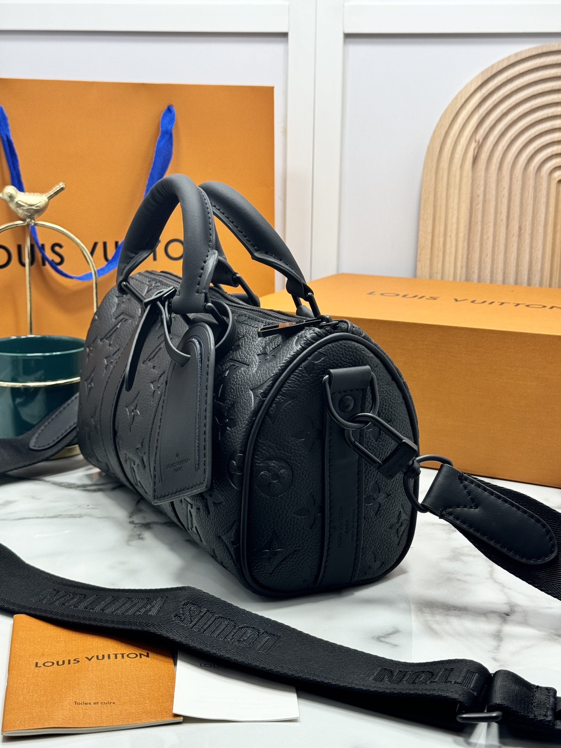 TOP ORI หนังแท้ | LV Keepall Bandoulière 25 กระเป๋าสะพายทรงหมอนสุดไอคอนิก หนังแท้ Taurillon ลายเกรน ฉลุลายโมโนแกรมสวยหรูคลาสสิก โทนสีหรูหราเข้ากันอย่างลงตัว