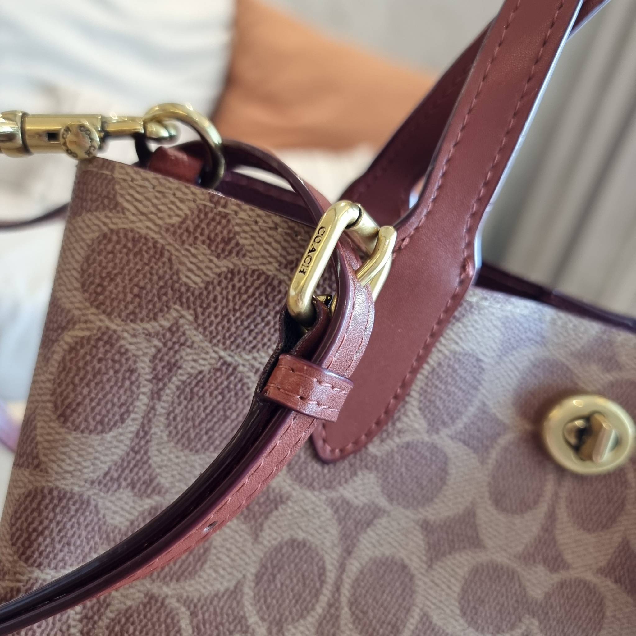 COACH C8562 WILLOW TOTE 24 IN SIGNATURE CANVAS น้องสาวลุคลูกคุณมาแล้วจ้า กระเป๋าถือ/สะพาย ดีไซน์สุดคลาสสิค ไอเท็มขายดีที่สุด ลงตัว เรียบหรู ใบจริงคือผู้ดี๊ผู้ดี ใช่ได้ทุกๆโอกาส วัสดุหนังแคนวาส ทนทาน เปิดปิดด้วยตัวบิดล็อค และอีกฝั่งเป็นกระดุมแม่เหล็ก ภายใน