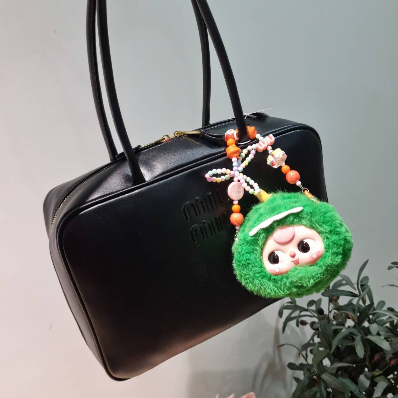 MIU MIU LEATHER BEAU BAG กระเป๋าถือรุ่นสุดจึ้ง ที่ไม่มีตอนนี้คือพลาด ดีไซน์เรียบแต่มากมีอยู่จริง สวยดูแพง หูจับในตัวง่ายและสะดวกพกพา เพียงแค่คล้องไหล่ ขนาดใหญ่จุของได้แบบสบายๆ