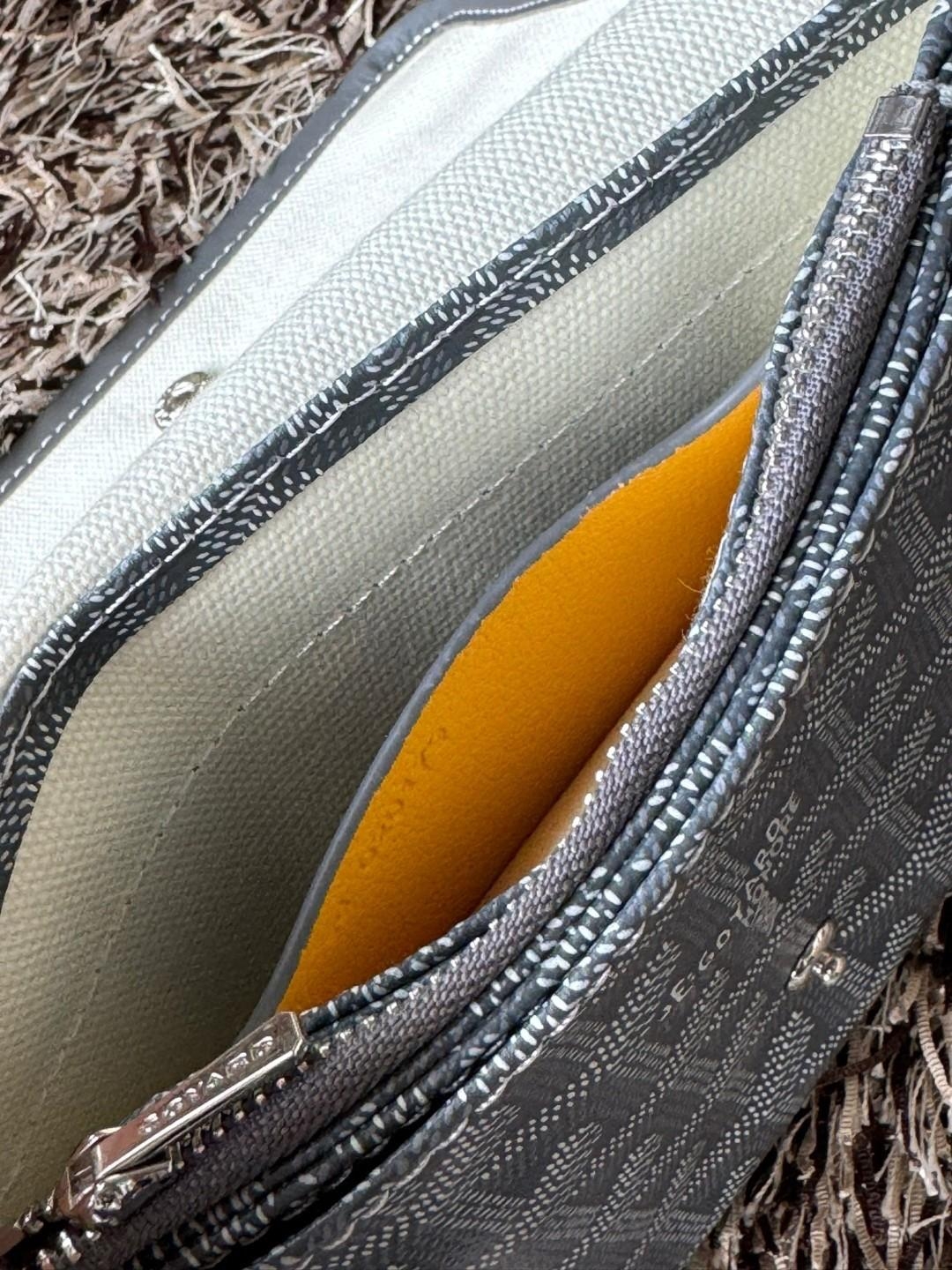 Goyard Plumet Rocket Wallet กระเป๋าสะพายใบเล็กกะทัดรัด ดีไซน์กระเป๋าสตางค์ มีช่องเพียงพอสำหรับใส่ธนบัตร เงินสด เอกสารต่าง ๆ