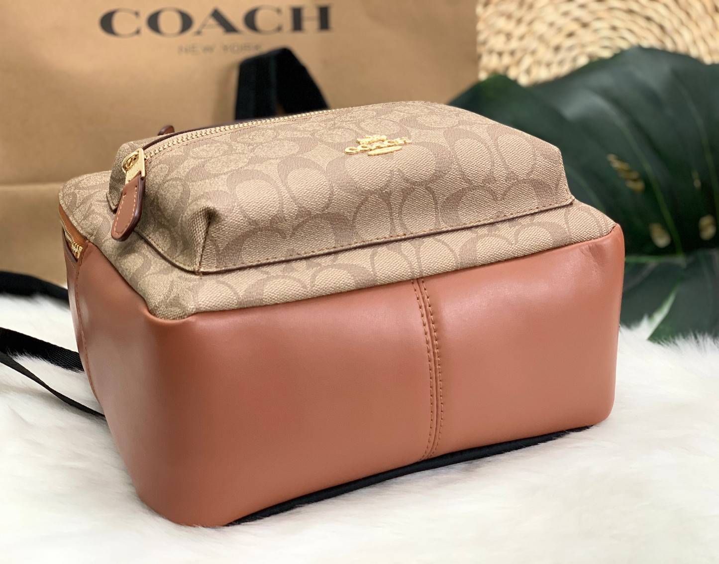 OUTLET 】COACH MEDIUM CHARLIE BACKPACK IN SIGNATURE ((32200)) พร้อมส่งที่ไทยอีกครั้งค่ะ! กระเป๋าสะพายหลังขนาดกลาง หนังแท้+ไนล่อน ด้านหน้ามีช่องซิปให้หนึ่งช่อง;เปิดปิดช่องหลักแบบซิปคู่ ภายในกว้างใส่สัมภาระได้จุนะคะ พร้อมช่องซิปให้อีกช่องค่ะ;สายสะพายสามารถเล