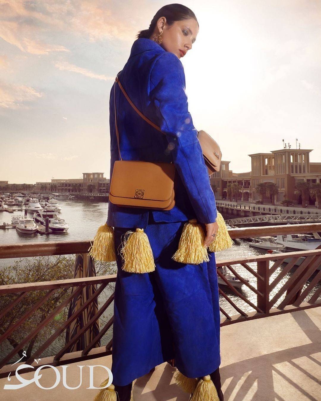 LOEWE CROSSBODYBAG VIP GIFT WITH PURCHASE (GWP) กระเป๋าสะพายพรีเมี่ยมกิ๊ฟ Limited Edition จากน้ำหอม LOEWE DUTY FREE วัสดุหนังแท้ Calf Leather หนังเรียบสวยอยู่ทรงดีไซน์สุดคลาสสิค เปิดปิดด้วยฝาปิดโลโก้แบรนด์อะไหล่ทองหรู ภายในมีช่องแบ่งหลายช่องแยกเป็นสัดส่วน