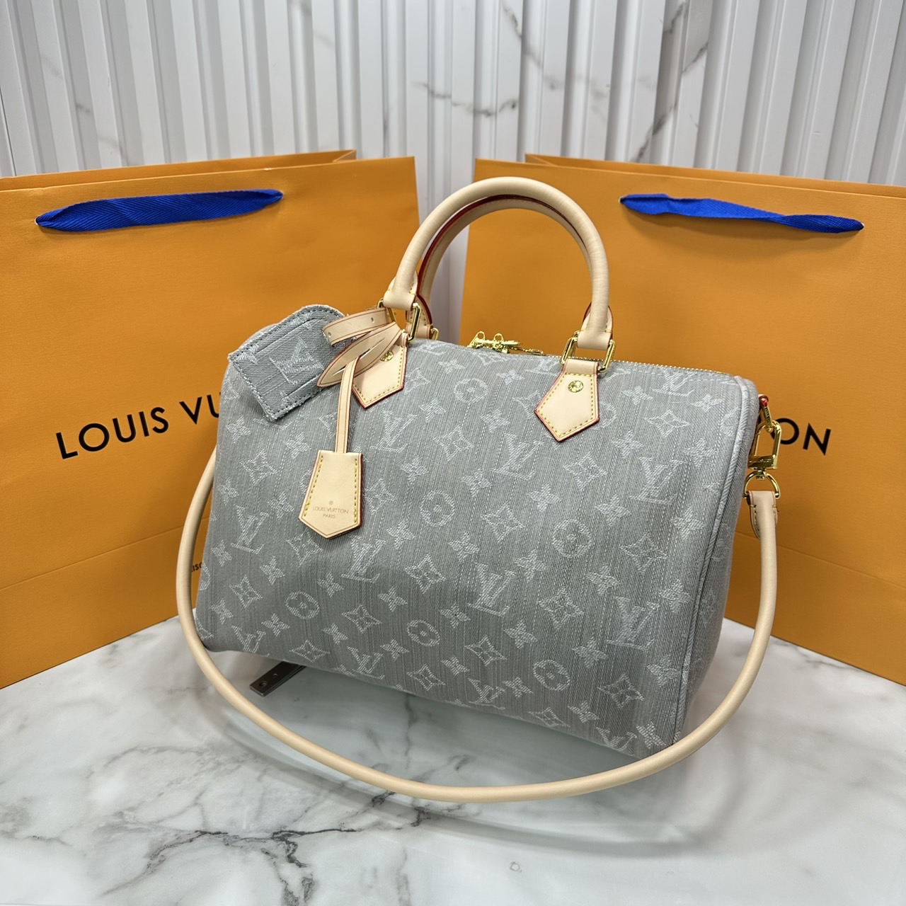 ORI หนังแท้ | LV Speedy Soft 30 Monogram Denim Washed Gray กระเป๋าสะพายสปีดี้ทรงหมอน ทรงยอดนิยม งานเดนิมตัดเย็บจากผ้าฝ้ายโดยใช้เทคนิคการฟอกสีแบบพิเศษ ตกแต่งด้วยหนังและฮาร์ดแวร์สีทองอ่อน