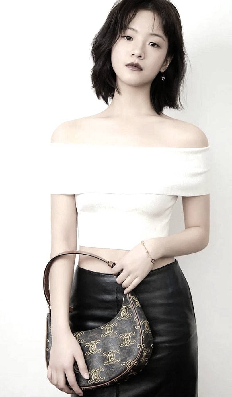 VIP 🥂 CELINE AVA IN TRIOMPHE CANVAS WITH TRIOMPHE HEART EMBROIDERY สวยเกินต้านรุ่นสุดปัง ที่ดีไซน์ออกมาใหม่ พร้อมให้ได้สวยก่อนใครไปเลย กับกระเป๋าสะพายไหล่ รูปทรงไม่เหมือนใครไม่เกร่อ ใช้แล้วดูแพง!! และที่น่ารักแบบตะโกนก็ตรงที่ โลโก้ลายปัก ดีเทลเดิน