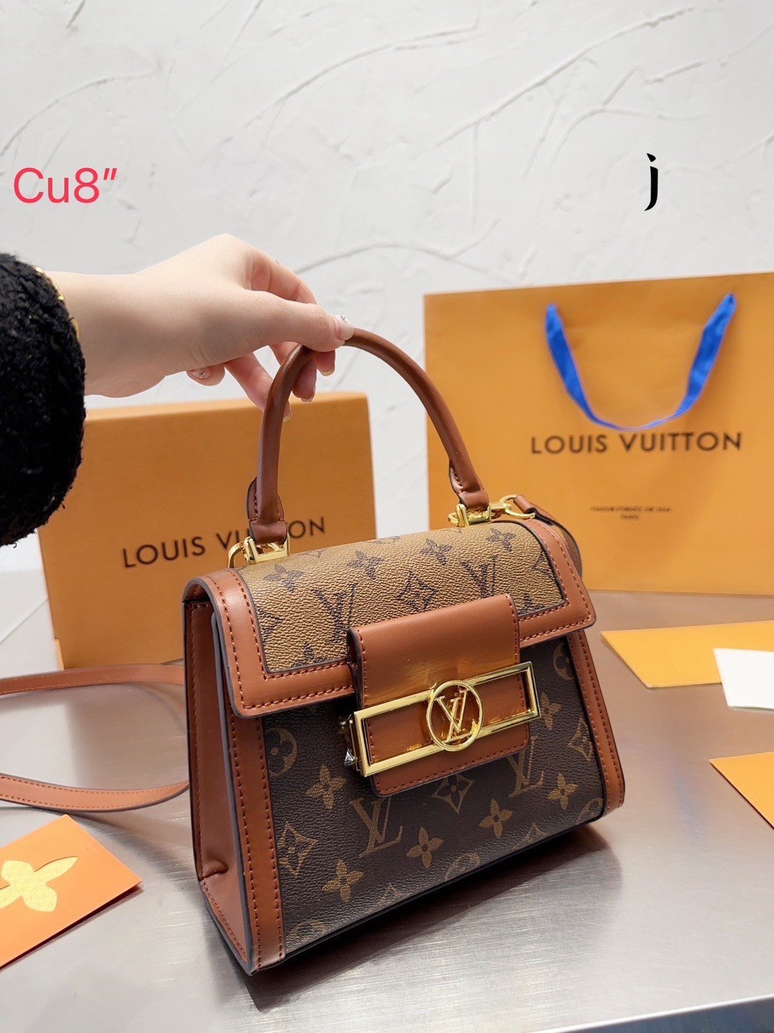 LV Dauphine Capitale Bag / LV HandBag กระเป๋าสะพายข้าง พร้อมหูจับในตัวใช้งานว่าย พิมพ์ลายโมโนแกรมสุดหรูจากแบรนด์ดัง ภายในจุของได้เยอะ ขนาดกำลังสวย ใช้เป็น every look ได้เลยค่ะ ใบนี้คือสวยหรู คุ้มสุดๆไม่ควรพลาดเลยค่า