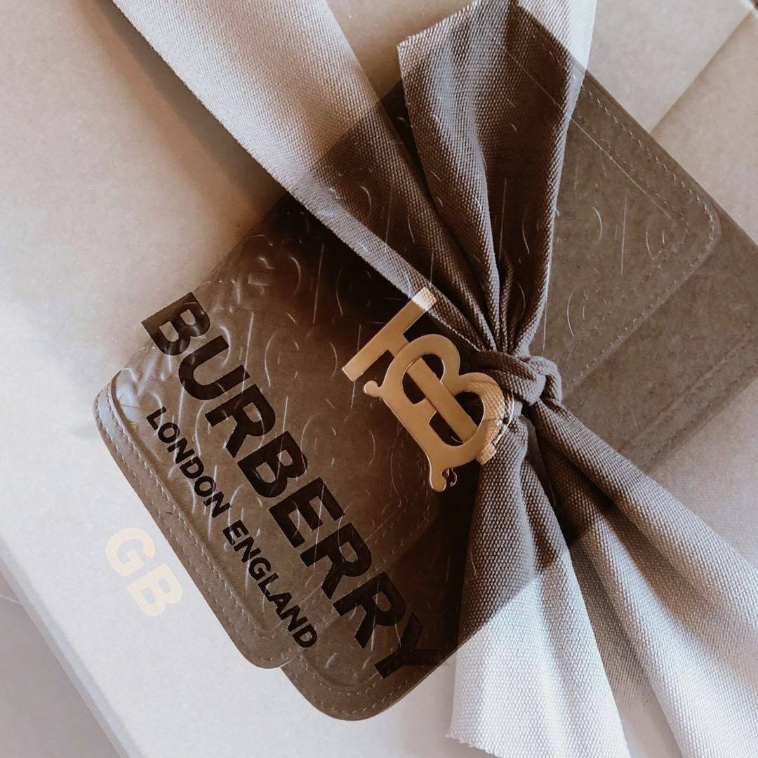พรีเมี่ยมกิ๊ฟแท้ 100% 】BURBERRY FRAGRANCES LEATHER CROSSBODY BAG VIP GIFT WITH PURCHASE (GWP) กระเป๋าสะพายพรีเมี่ยมกิ๊ฟรุ่นใหม่ล่าสุด Limited จาก BURBERRY Perfume DutyFree หนังขึ้นลายแบรนด์โมโนเเกรมคอลเลคชั่นใหม่ทรงเหลี่ยมสวยหรูสุดๆ
