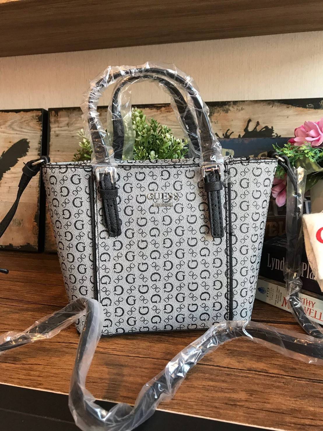 GUESS Factory Women's Diem Logo-Print Mini Tote Bag กระเป๋าถือหรือสะพาย วัสดุpolyesterกันน้ำได้ มีลายsignatureลาย G รอบใบ เปิดปิดด้วยซิปเดียวด้านบน ภายในบุผ้าลายsignatureเช่นเดียวกับด้านนอก สายและหูจับปรับระดับได้ ใช้งานได้หลายโอกาสคร้า!!