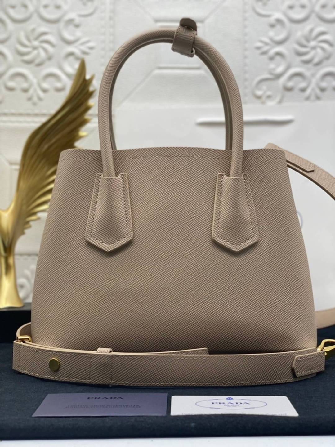 25cm Prada Small Saffiano Leather Double Bag / Prada Double Bag กระเป๋าสะพายพราด้า อีกหนึ่งรุ่นฮิต ให้พื้นที่จุของกว้างขวาง เป็น Tote Bag ใช้งานง่าย ได้ทุกที่ ทุกโอกาส ด้วยขนาดของกระเป๋าที่สามารถจุของได้หลากหลาย เป็นอีกรุ่นที่เหมาะสมสำหรับการเป็น Everyday