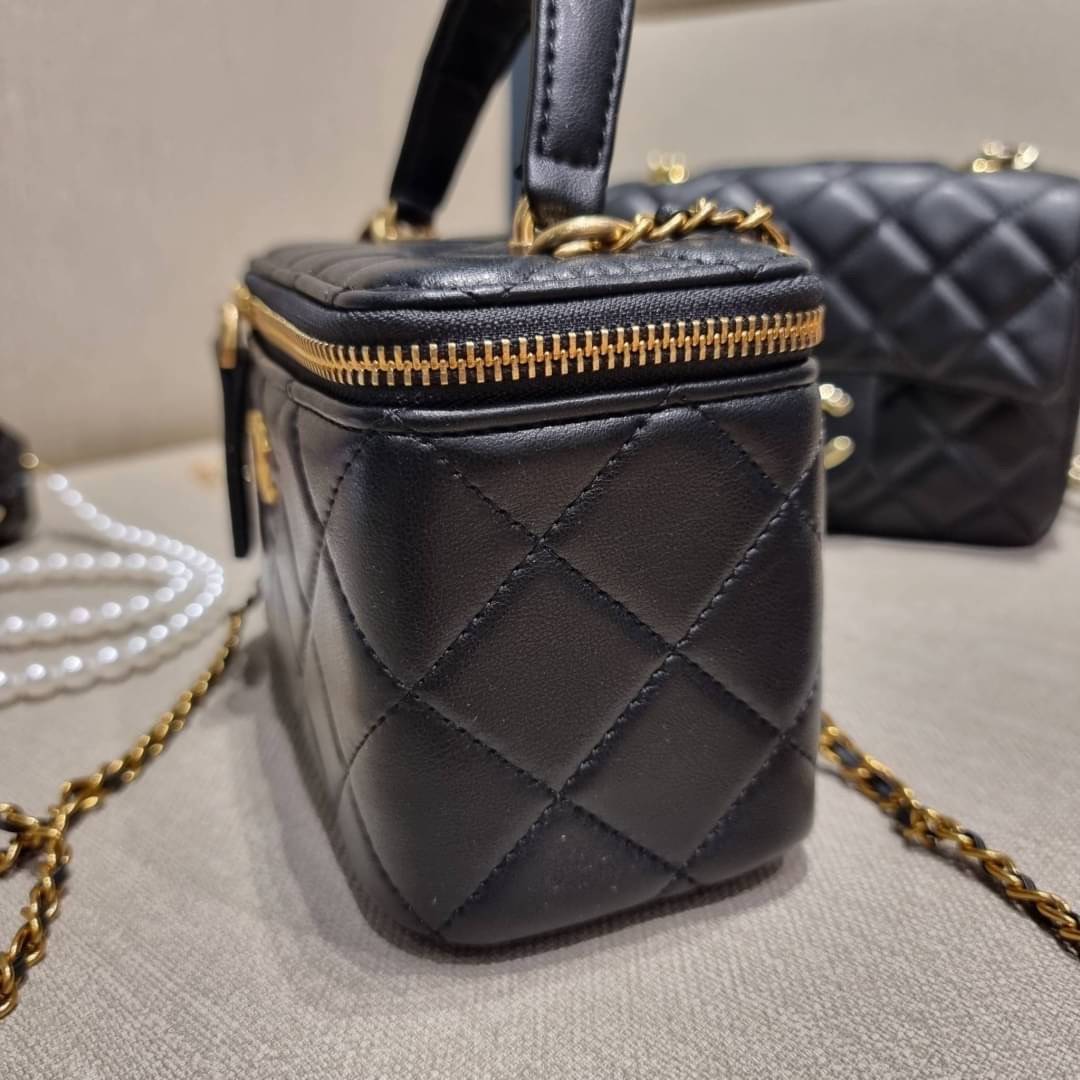 VIP 🥂 เซ็ทคือที่สุดของความคุ้ม EXCLUSIVE MIX ITEM!! CHANEL GIFT BOX SET กลับมาอีกครั้งกับไอเท็มสุดหรูชวนให้สะสม สุดยอดของรุ่นยอดฮิตพร้อมเสิร์ฟครบชุด สุดคุ้ม มาพร้อมกระเป๋าสะพายถึง 2 ใบ คอลเลคชั่นของมันต้องมี ทั้งตัวคลาสสิคและ vanity และสุดยอดของหา