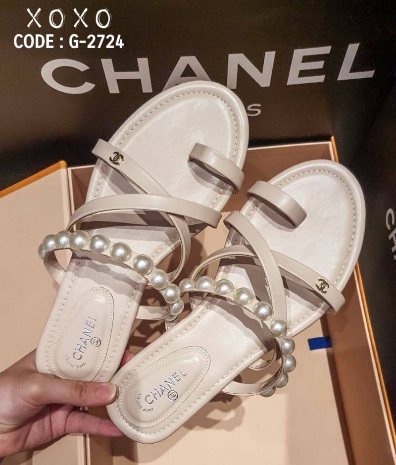 Chanel Sandels with Pearl แตะ สวม ชิคๆ วัสดุหนัง PU สวมโป้งคาดครอสเอ็กซ์ ด้านบนแต่งไข่มุกสวยละมุน พร้อมติดอะไหล่โลโก้แบรนด์