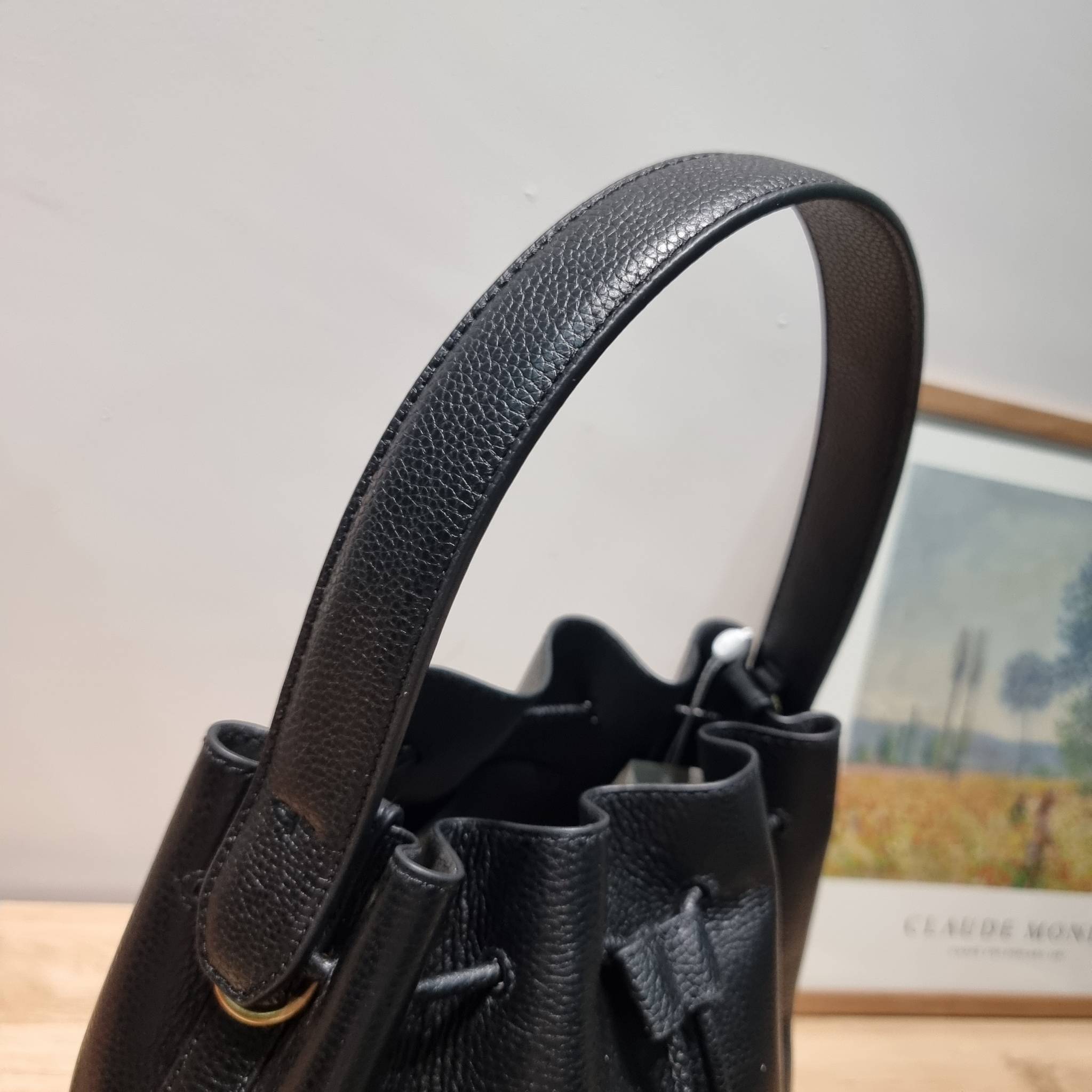 TORY BURCH MILLER BUCKET BAG / Tory Burch Bag รุ่นยอดนิยม สวยหรู ดูผู้ดี กับกระเป๋าสะพายบัคเก็ตใบใหญ่ โดดเด่นด้วยโลโก้สีทอง รูปทรงคลาสสิค ใช้งานง่ายด้วยหนังรูด