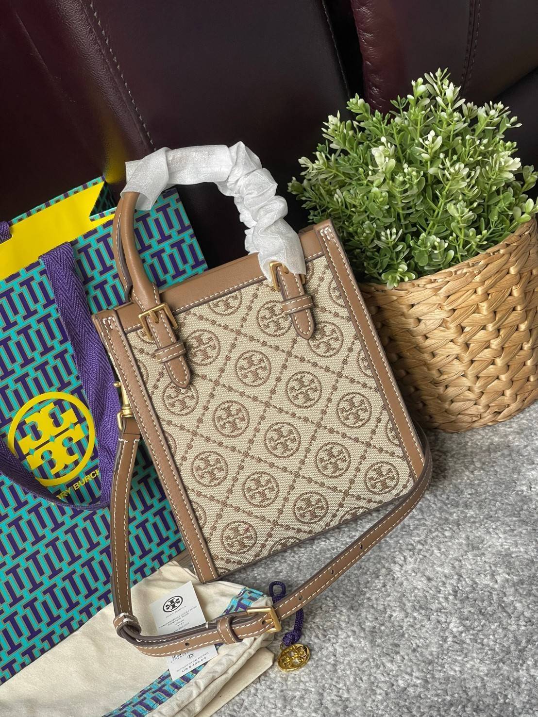 Tory burch t monogram jacquard mini tote ลวดลายT monogram ด้วยโลโก้สุดไอคอนนิคของแบรนด์ โดดเด่นด้วยกราฟฟิคและดีไซน์ ออกมาในหลายรูปแบบหลายคอลเลคชั่น แต่ละคอลเลคชั่นสวยหรูไม่แพ้กัน ทรงมินิโท้ท ขนาดกำลังดี ใช้งานง่าย ก็เป็นอีกหนึ่งรุ่นที่ทันยุคทันสมัยที่สาวๆ