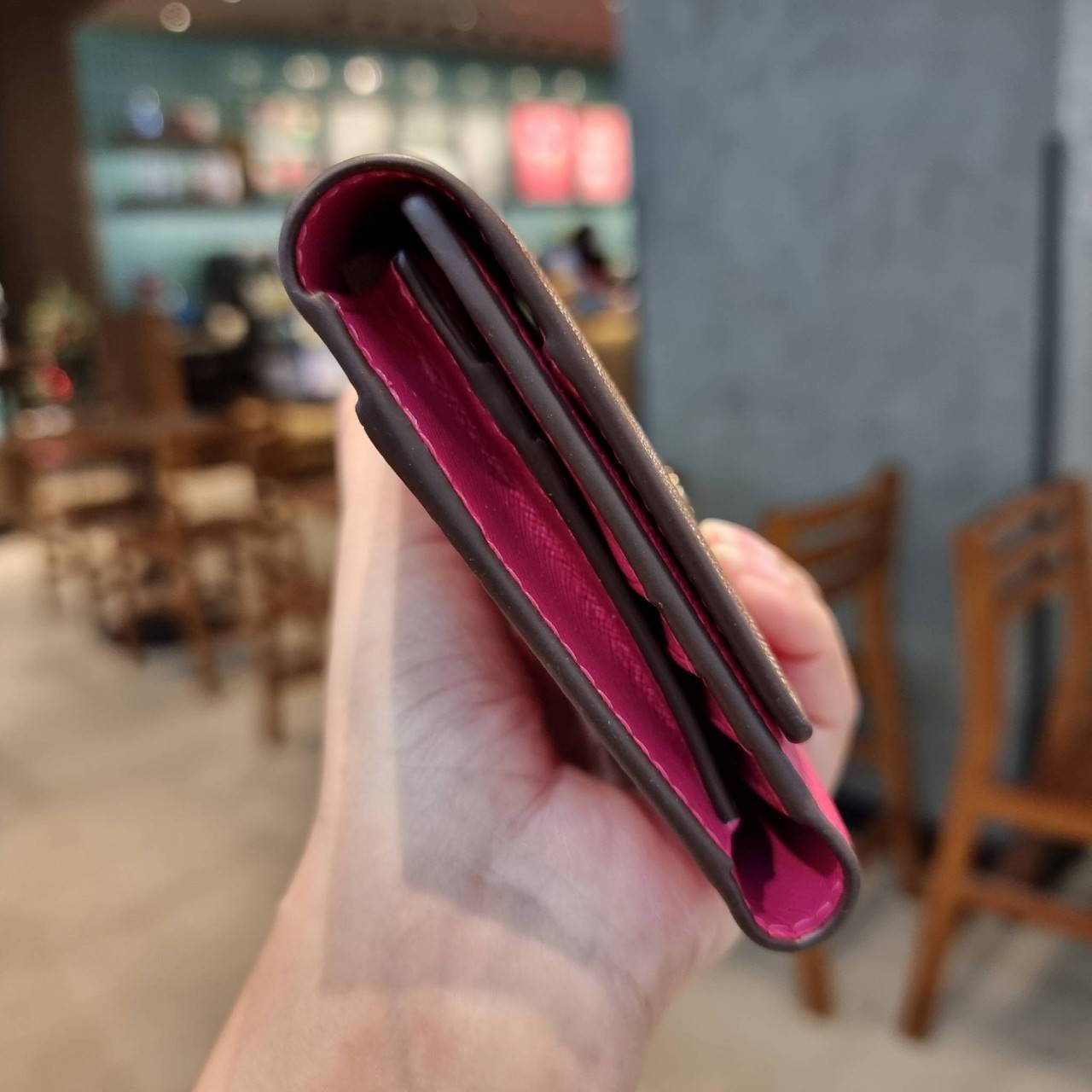 COACH F53763 TRIFOLD WALLET IN SIGNATURE กลับมาแล้วจ้า!! รุ่นขายดี!! 💓 ดีไซน์ใหม่ กระเป๋าสตางค์ใบยาว แถมที่ห้อยใส่บัตรแยกให้ (ถอดออกได้) น่ารักมากๆ ใช้งานง่าย เปิด-ปิดด้วยกระดุม ภายในใส่ธนบัตร ใส่บัตรได้เยอะ ใส่มือถือได้ไปอีก!! จุใจสุดๆ บอกเลยว่าใ