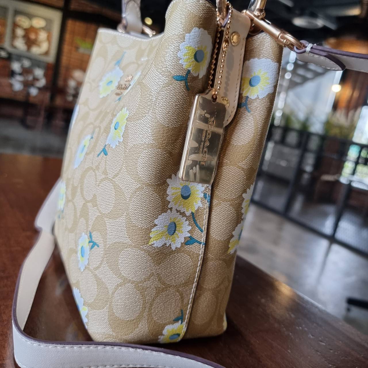 OUTLET 】COACH C3411 SMALL TOWN BUCKET BAG IN SIGNATURE CANVAS WITH DAISY PRINT สวยสดใสมาให้ถึงบ้านจ้า!! กระเป๋าทรงบัคเก็ตยอดฮิต รอบนี้น่ารักมุ้งมิ้งไม่เลิก ดีไซน์ลายดอกเดซี่คละรอบใบ วัสดุหนังแคนวาสเคลือบลาย ปากกระเป๋าเปิด-ปิดด้วยกระดุมแม่เหล็ก 2ฝั่ง มีหูจ