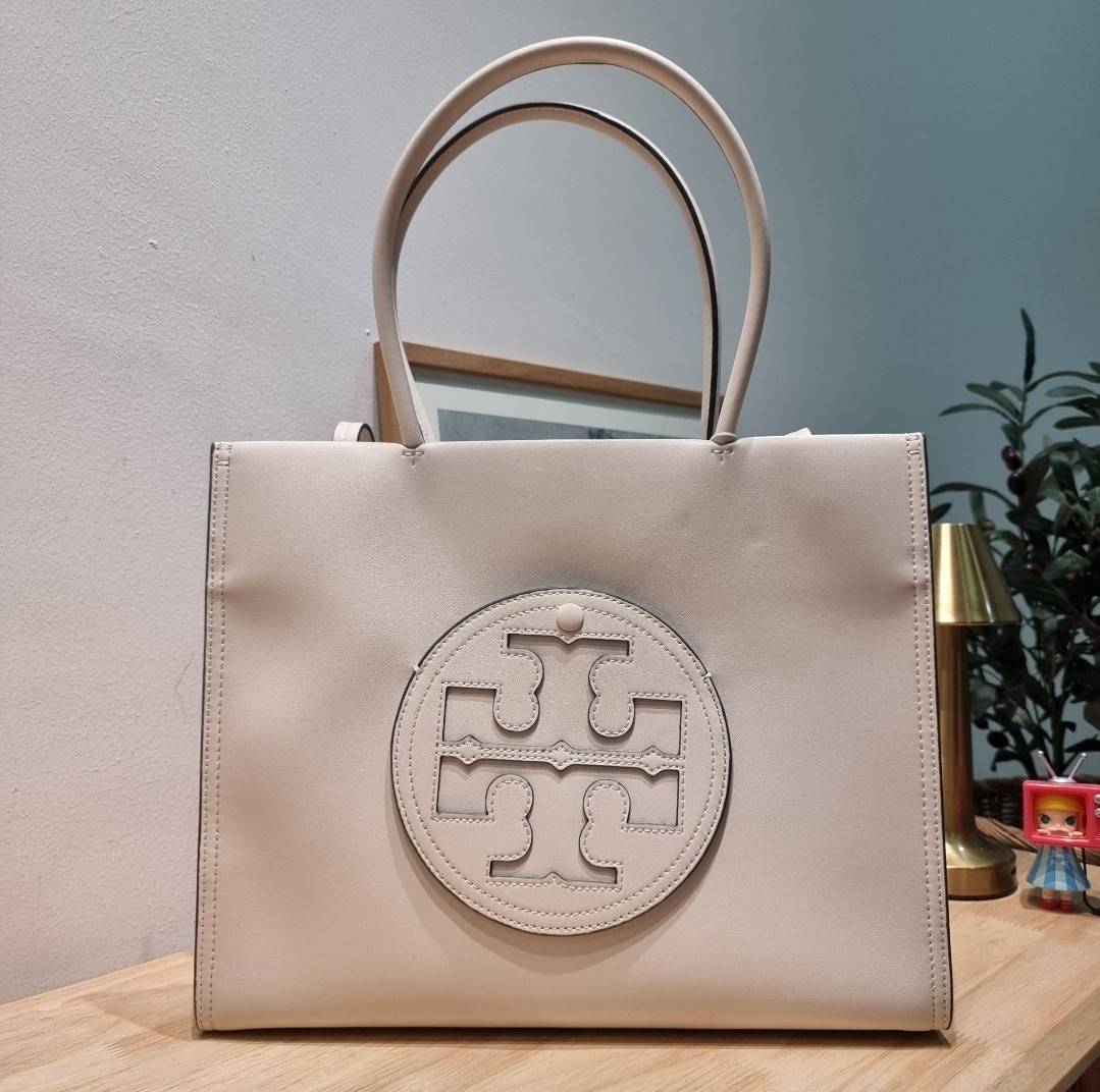 TORY BURCH ECO ELLA TOTE BAG / TORY TOTE BAG พร้อมส่ง 3 สี กระเป๋าสะพายทรงโท้ท ขนาดกำลังสวย จุของได้เต็มที่ รูปทรงคลาสสิคชวนใช้ โดดเด่นด้วย patch โลโก้ คอลเลคชั่นน้องใหม่ ส่งมาให้สาวๆได้ใจฟูอีกหนึ่งไอเท็ม