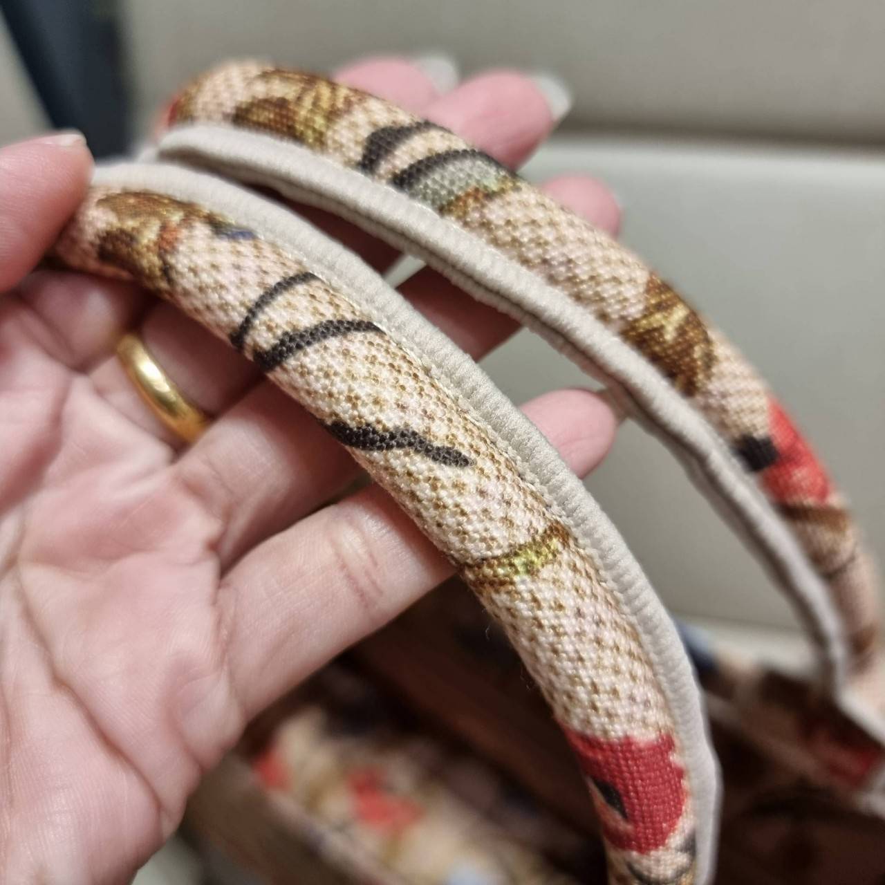 VIP 】HOT ARRIVAL!! DIOR CD SHOPPING BAG WITH GWP กระเป๋าทรงช้อปปิ้งใบใหญ่ จุใจ!! พรีเมี่ยมกิ๊ฟรุ่นดับเบิ้ลฮอต ดีไซน์คลาสสิควินเทจ สวยหรู วัสดุผ้าแคนวาสลายกราฟฟิค ภายในโล่งกว้างมากๆ ใส่ของจุสุดๆ โน้ตบุ้ค ไอแพด กระเป๋าสตางค์ มือถือ หรือเสื้อผ้ายังได้ สะพายค