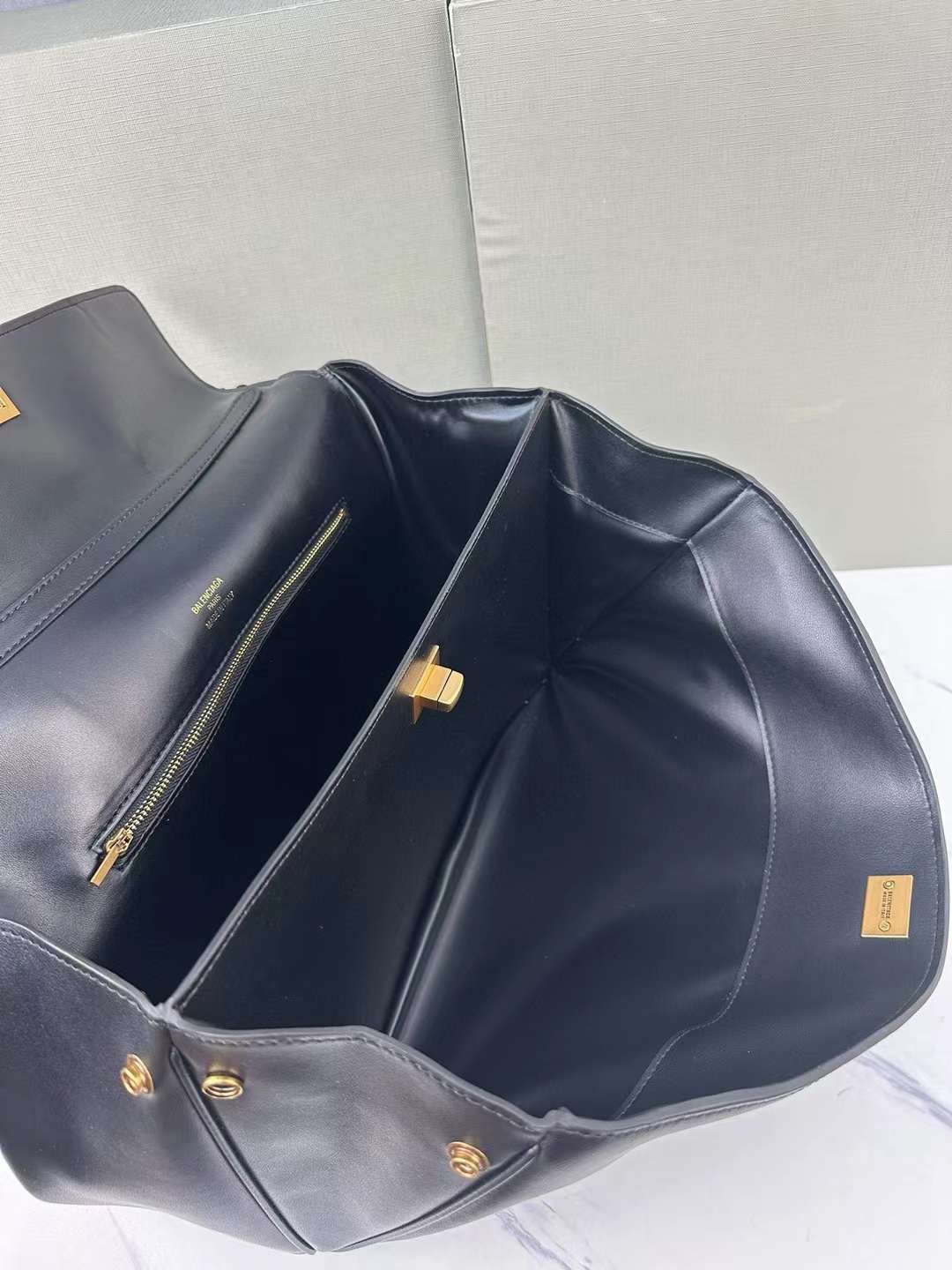 Balenciaga Rodeo Medium Handbag in Black 35cm กระเป๋าสะพายหนังเรียบผิวสัมผัสนุ่มสบายผิว ดีไซน์เรียบหรูตามเอกลักษณ์ของแบรนด์ ภายในโล่งกว้าง จุของได้เยอะ ใบจริงน้องสวยน่าใช้มาก จัดให้ครบเซ็ทในราคาน่ารัก ห้ามพลาด!!
