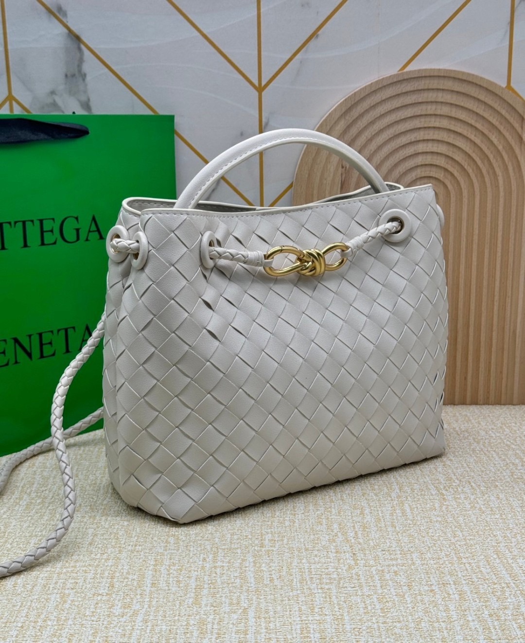 BOTTEGA Small Andiamo Top handle bag 28cm / BOTTEGA Tote Bag กระเป๋าสะพายดีไซส์สาน วัสดุเดนิมคอตตอนรุ่นใหม่ สวยงามเป็นเอกลักษณ์ เกรดออริ 1:1 ใช้งานต่างประเทศได้