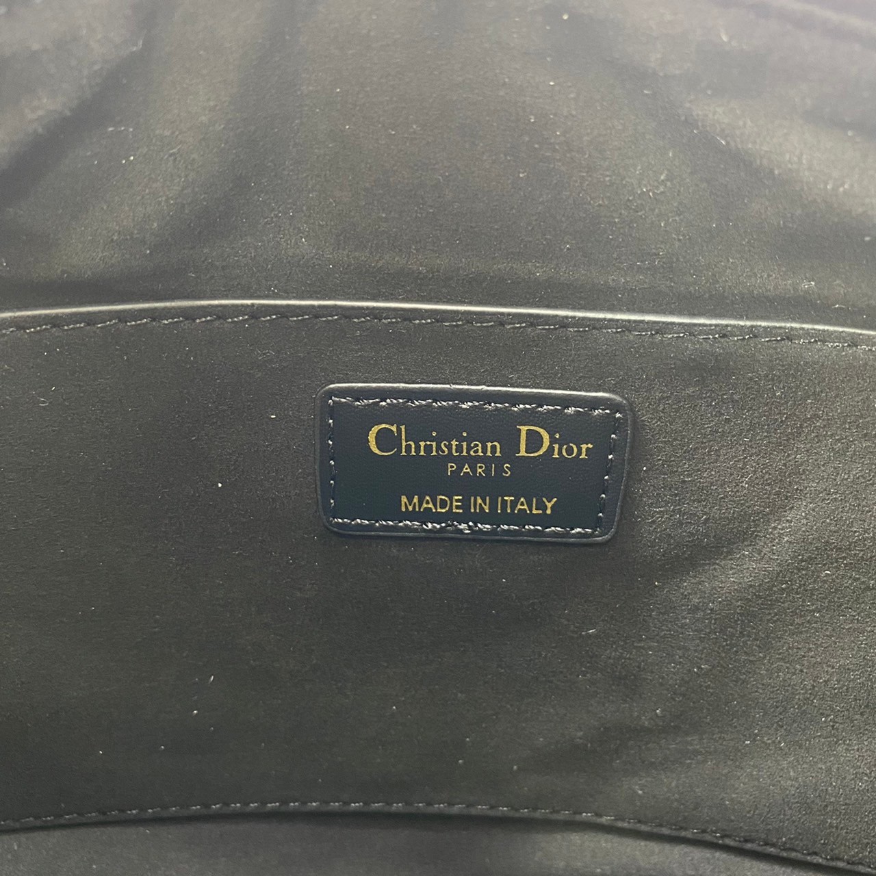 หนังแท้ DIOR MEDIUM DIOR VIBE HOBO BAG รุ่นใหม่ล่าสุด พร้อมส่งที่ไทย เกรดออริจินอลหนังแท้ สวยมากค่ะ ภาพสินค้าถ่ายจากงานขายจริง ใช้งานต่างประเทศได้