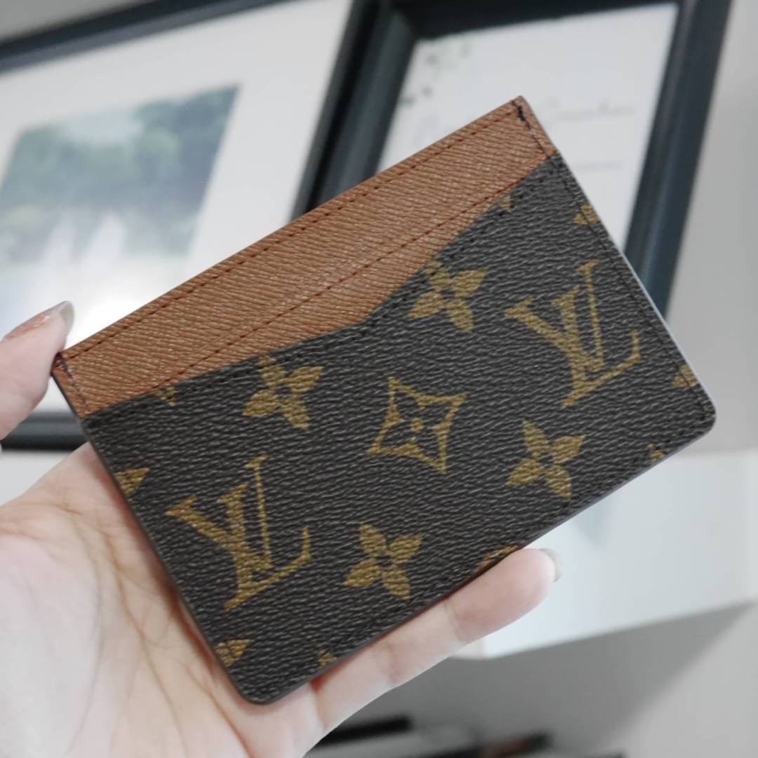 งานหรูเว่อวัง LOUIS VUITTON CARD HOLDER (GWP) 💳 ที่ใส่บัตร จากพรีเมี่ยมกิ้ฟแบรนด์หรู ดีไซน์สวยเก๋ หนังแท้ลายสวยเป็นเอกลักษณ์ ขนาดกำลังดี ใส่บัตรอย่างน้อย 7 ใบ พกพาสะดวก จะซื้อไว้ใส่บัตรใบหรู หรือซื้อให้เป็นของขวัญ ก็ควรค่าที่สุดคะ ห้ามพลาดนะคะ