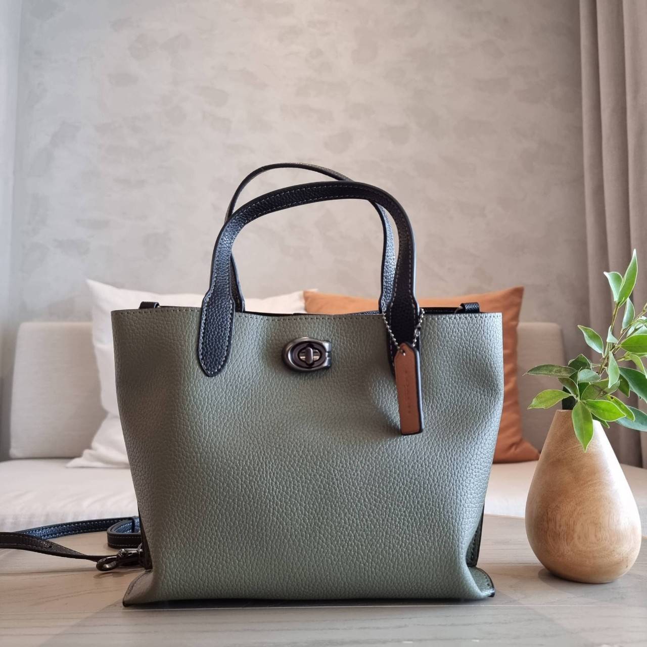 COACH C8561 C8869 WILLOW TOTE 24 IN COLOR BLOCK น้องสาวลุคลูกคุณมาแล้วจ้า กระเป๋าถือ/สะพาย ดีไซน์คัลเลอร์บล็อค ลงตัว เรียบหรู ใบจริงคือผู้ดี๊ผู้ดี ใช่ได้ทุกๆโอกาส วัสดุหนัง pepble อยู่ทรง เปิดปิดด้วยตัวบิดล็อค และอีกฝั่งเป็นกระดุมแม่เหล็ก ภายในโล่งกว้าง ใ