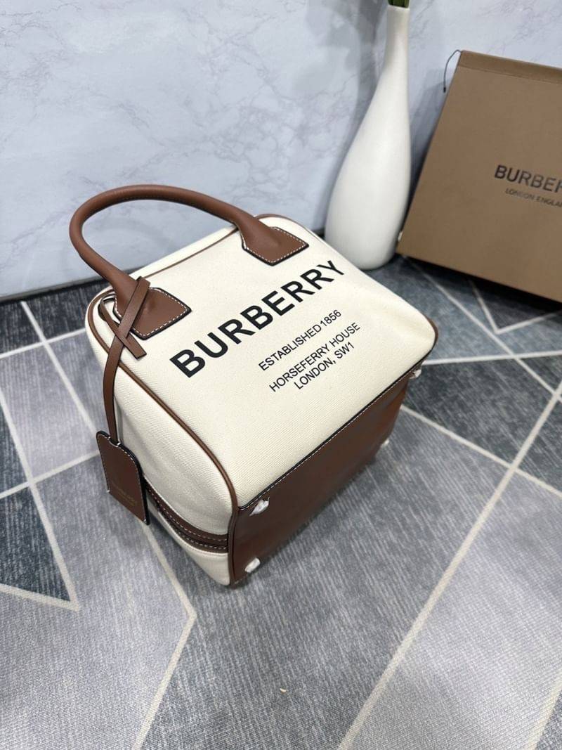 Burberry cube bag in cotton canvas with logo / BURBERRY HORSEFERRY-PRINT CANVAS HALF-CUBE BAG กระเป๋าถือ ทรงโท้ทผ้าแคนวาสพิมพ์ลายแบรนด์มาพร้อมสายยาวสายหนังแบบถอดใช้งานได้ คอลเล็คชั่นกระเป๋าตระกูลหนังผสมผ้าแคนวาสจากแบรนด์