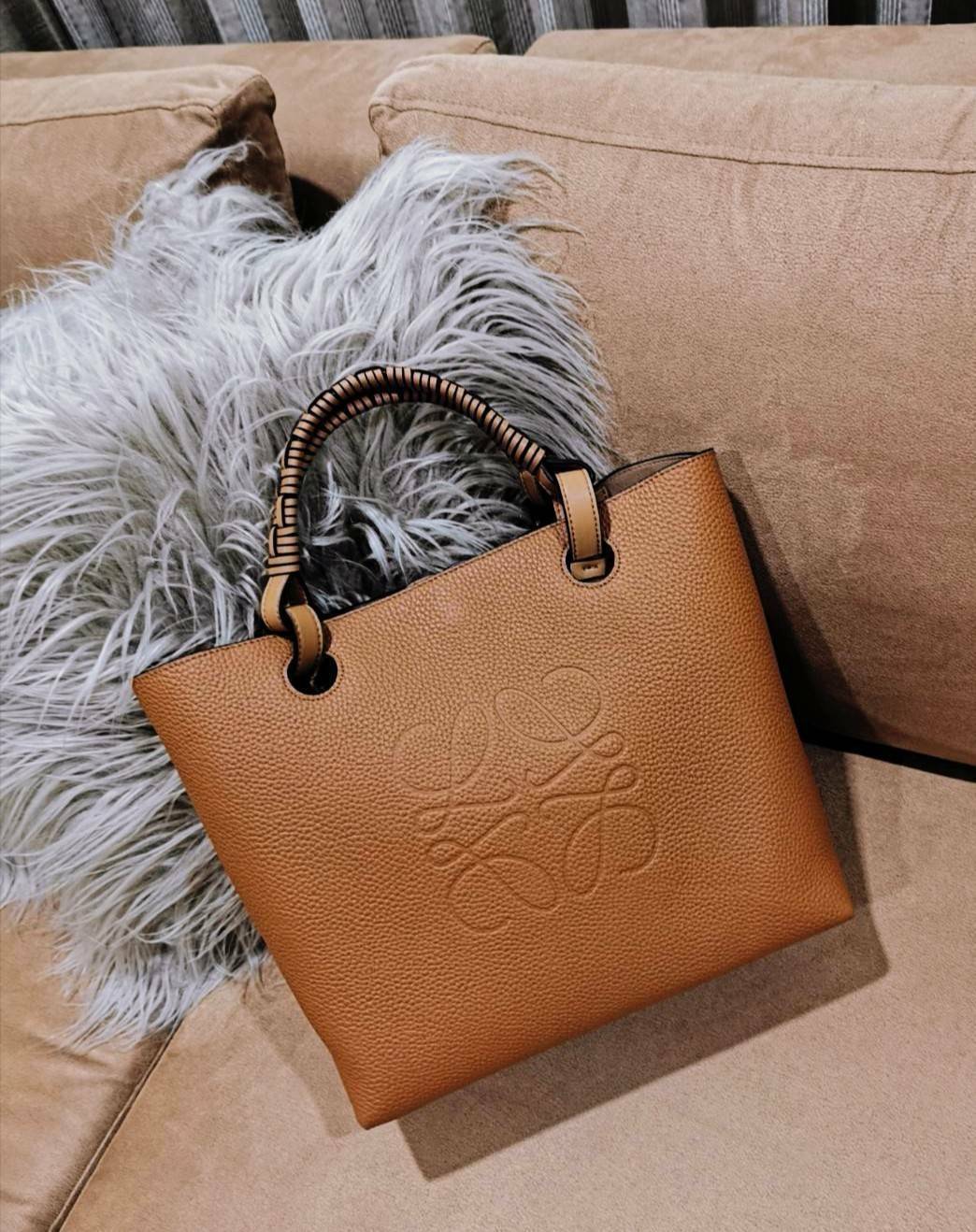 LOEWE HANDLE & SHOULDER BAG VIP GIFT WITH PURCHASE (GWP) กระเป๋าหนังแท้พรีเมี่ยมกิ๊ฟ Limited จาก LOEWE PERFUME DUTYFREE รุ่น Rare items สุดๆวัสดุหนังแท้ Lambskin แบบนิ่มเทคเจอร์สวยดีไซน์สุดหรูคงเอกลักษณ์แบรนด์ ภายในโล่งกว้าง ซับในหนังกลับ ใบใหญ่กำลังดีจุส