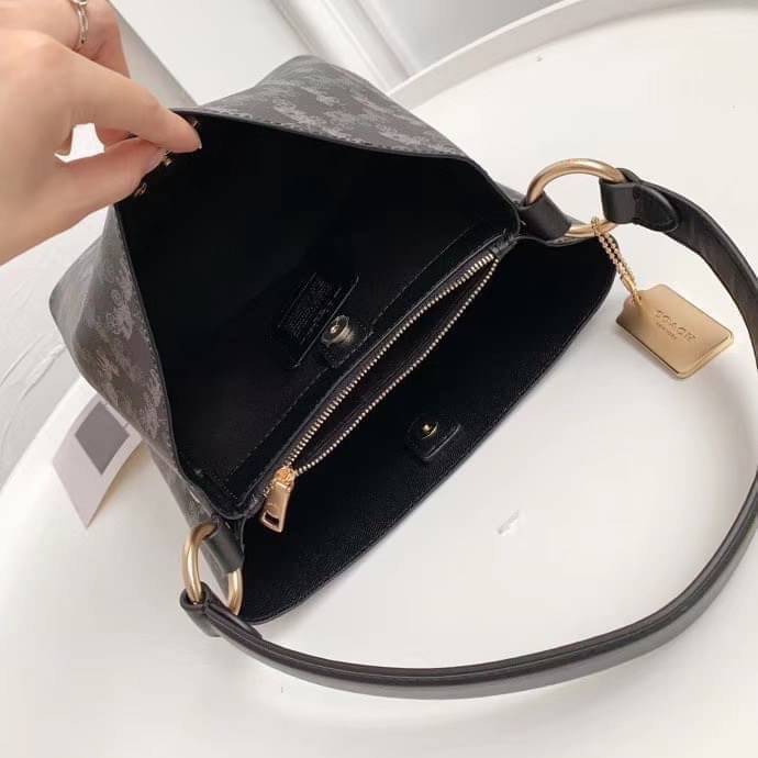 COACH TOWN BUCKET BAG WITH HORSE AND CARRIAGE PRINT ((2081-236)) 🔺กลับมาแล้ว ตามคำเรียกร้องค่ะ! กระเป๋าคล้องไหล่//สะพายข้างได้ วัสดุ pvc อย่างดี หนังนิ่มป่องพองตัวสวยงาม ลายรถม้าทั้งใบค่ะ ภายในกระเป๋าแบ่งเป็น2ช่องหลัก เปิดปิดแบบกระดุมแม่เหล็ก ภายใ