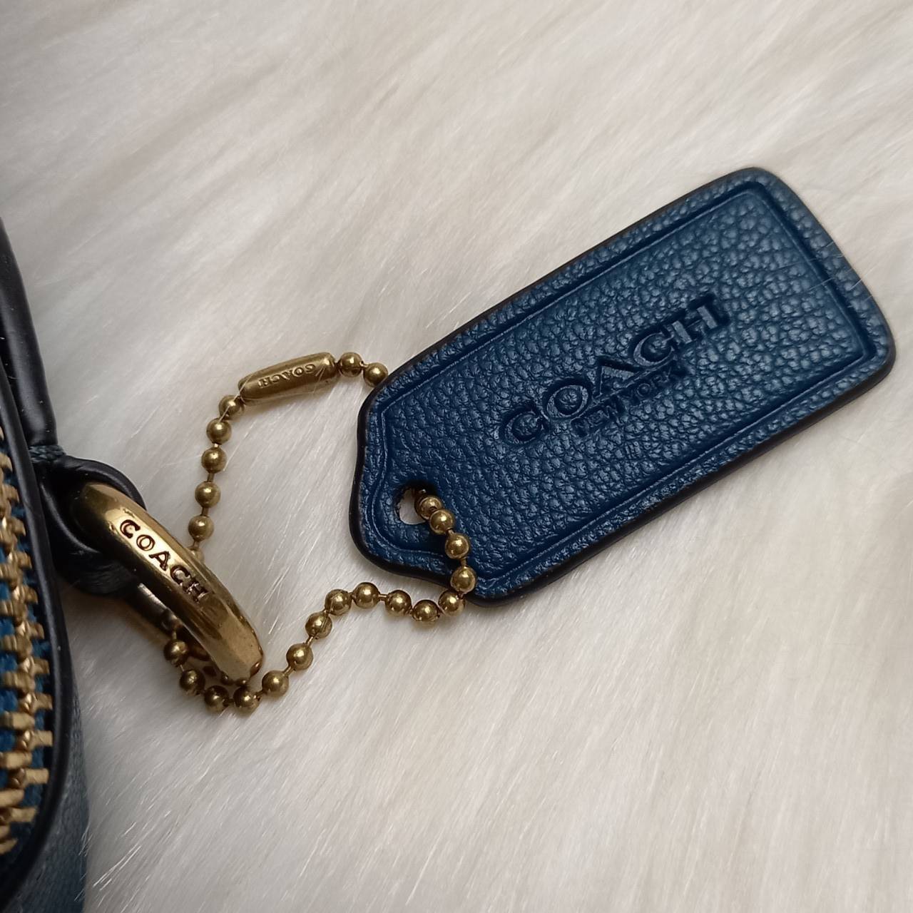 OUTLET 】COACH Camera Bag In Colorblock With Coach Patch (COACH F79278) 🍁หายากมากๆแล้วรุ่นนี้**จะถือ หรือสะพาย ได้ตามใจสั่ง //วัสดุหนังแท้เต็มใบ คุณภาพหนังดีมากๆ ปักโลโกตัวC ด้านหน้า ดูดีแบบไม่ซ้ำใคร //มาพร้อมสายสะพาย 2 สาย >>สายหนัง และสายสป