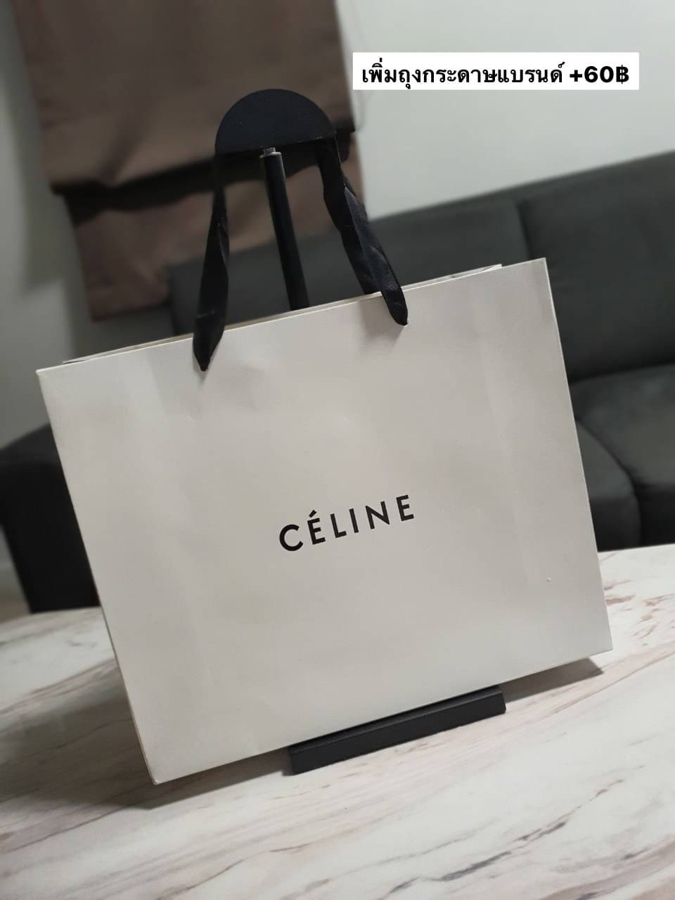 CELINE WOC BAG VIP GIFT WITH PURCHASE (GWP) พรีเมี่ยมกิ๊ฟ Limited Edition จาก PERFUME DUTYFREE COUNTER กระเป๋าทรง CROSSBODY วัสดุหนังทั้งใบตกแต่งขอบสีน้ำตาล ด้านในเปิดปิดด้วยปุ่มบีบโลโก้แบรนด์ มีช่องของโล่งกว้าง พร้อมช่องซิปอีกช่อง มาพร้อมสายสะพายหนังถอดแ