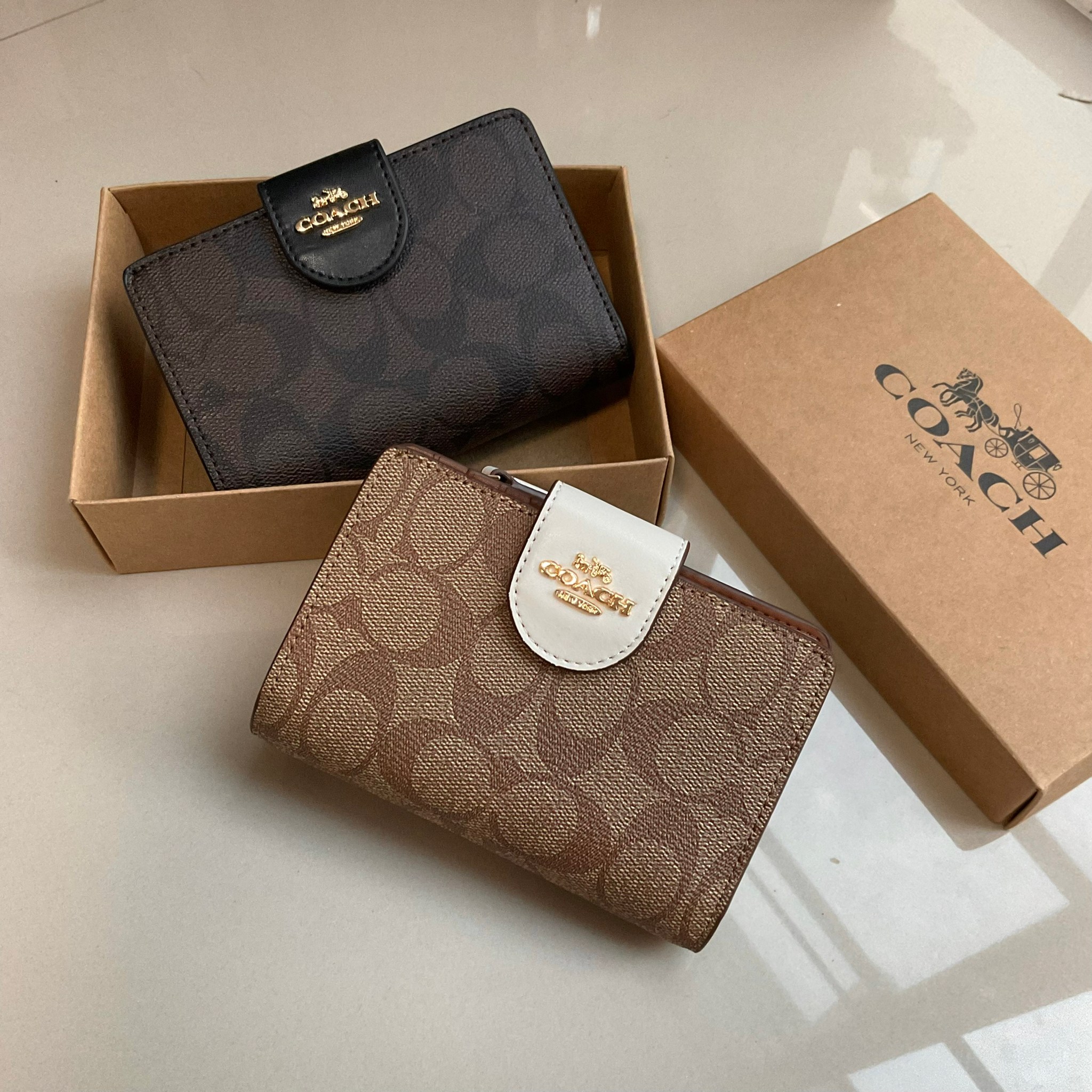 COACH SMALL WALLET IN SIGNATURE CANVAS กระเป๋าสตางค์ใบกลาง แบบพับสองตอน หน้าจดหมาย เปิดปิดด้วยกระดุมปั้มแบรนด์ ด้านในมีช่องใส่บัตรหลายช่อง พร้อมช่องใส่รูป และช่องใส่ธนบัตร ด้านหลังมีช่องซิปเหรียญอีกหนึ่งช่อง น้ำหนักเบา พกพาสะดวก อะไหล่ทองสุดหรู ห้ามพลาดค่