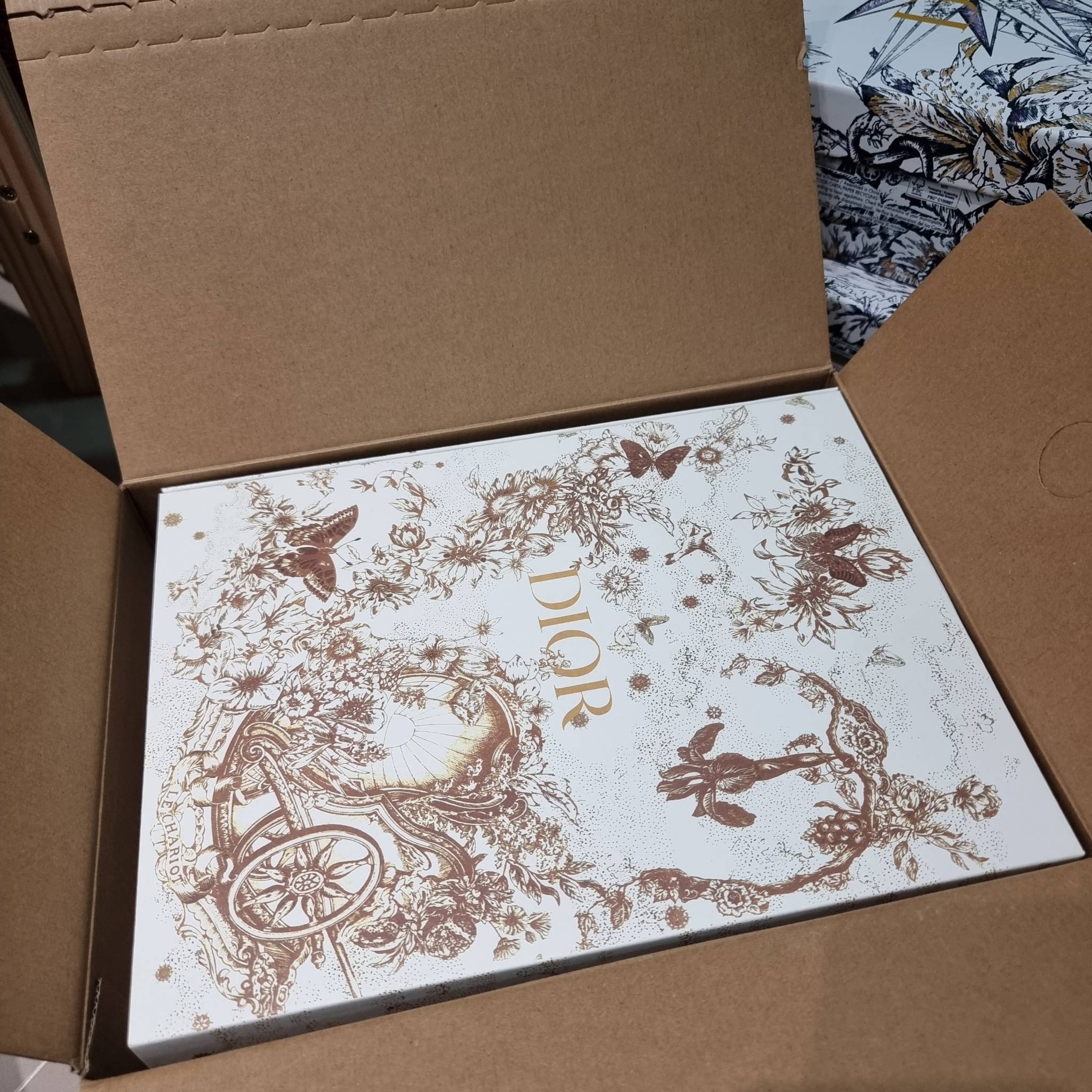 SMALL LADY DIOR MY ABCDIOR BAG Ultramatte Cannage Calfskin / CD LADY ULTRAMATTE BAG พร้อมส่ง กระเป๋าสะพายข้าง ดีไซน์เรียบง่าย แต่แฝงไปด้วยความหรูหรา ทรงกล่องคลาสสิค โดดเด่นด้วยพวงกุญแจอะไหล่สีเดียวกับตัวกระเป๋า ผิวแมทท์ ลายเส้นซ้อนทับสวยงาม