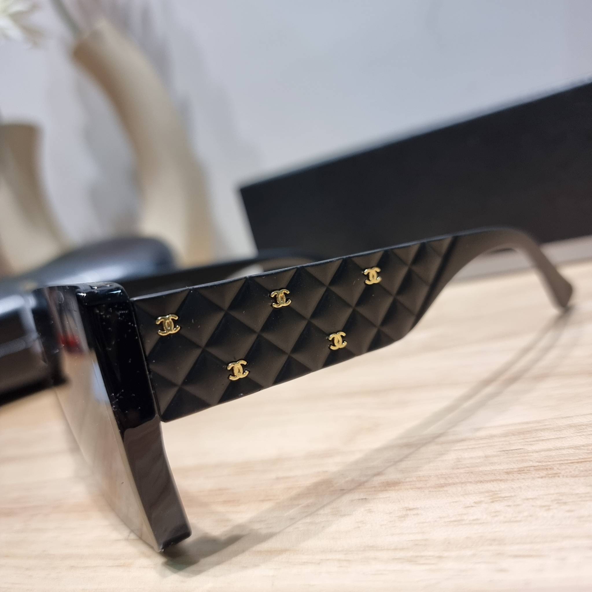 Chanel Sunglasses UV protection gift Box set สุดคุ้ม มาพร้อมอุปกรณ์ครบเซ็ท ดีไซน์ชิคมากแม่!! รับรองไม่ซ้ำใคร ใส่เสริมโหงวเฮ้ง ดูผู้ดี มีพกติดตัวไว้ไม่ตกเทรนด์ ใช้ได้ทุกโอกาส