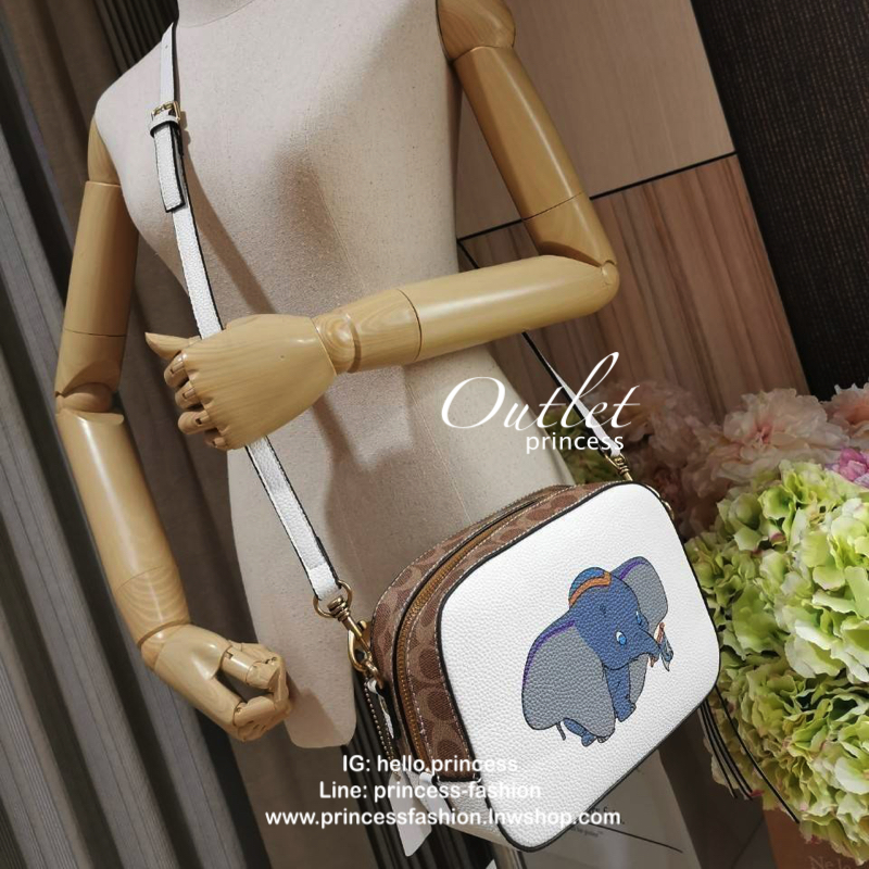 DISNEY X COACH Crossbody Bag 2019 New collection & Limited collection กระเป๋าสะพายขนาดกำลังน่ารัก วางอยู่ทรง วัสดุหนัง ลายตัวการ์ตูน Disney 3 charactors เปิดปิดด้วยซิป ภายในโล่ง ใส่ wallet ยาว มือถือได้ทุกรุ่นมีช่องเล็ก และช่องซิป พร้อมสายสะพายยาว ถอด ปรั