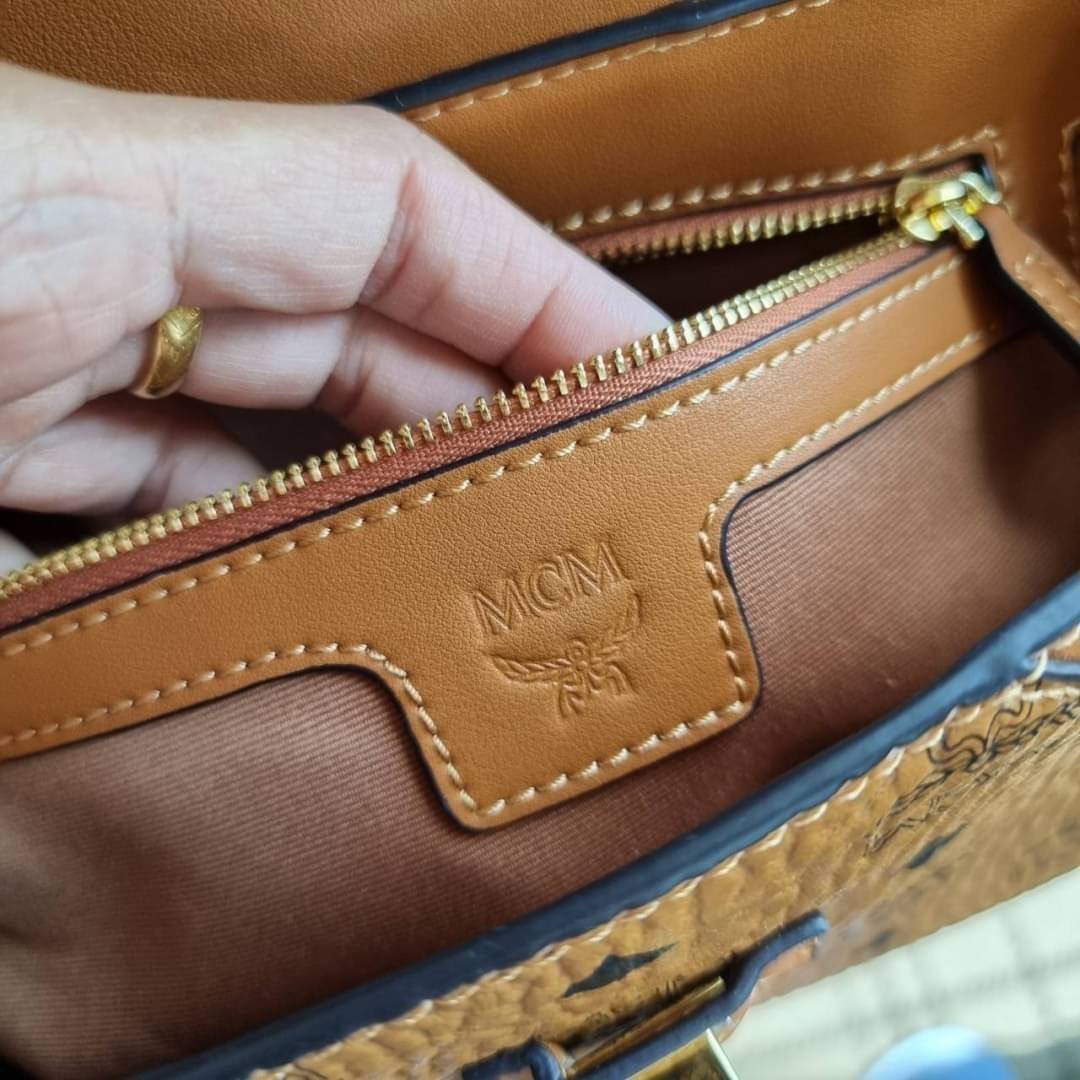 M.C.M ESSENTIAL CROSSBODY IN VISETOS กระเป๋าสะพายข้าง สวยอยู่ทรง ดีไซน์ไม่ซ้ำใคร มาพร้อมสายสะพายถึง 2 แบบ ปรับเปลี่ยนใช้ได้ไม่มีเบื่อ วัสดุหนังแคนวาสสลับหนังแท้ เปิด-ปิดกระเป๋าด้วยตัวบิดล็อคแน่นหนา ด้านหลังมีช่องเก็บบัตรได้ ภายในโล่งกว้าง แบ่งสัดส่วน เป็น