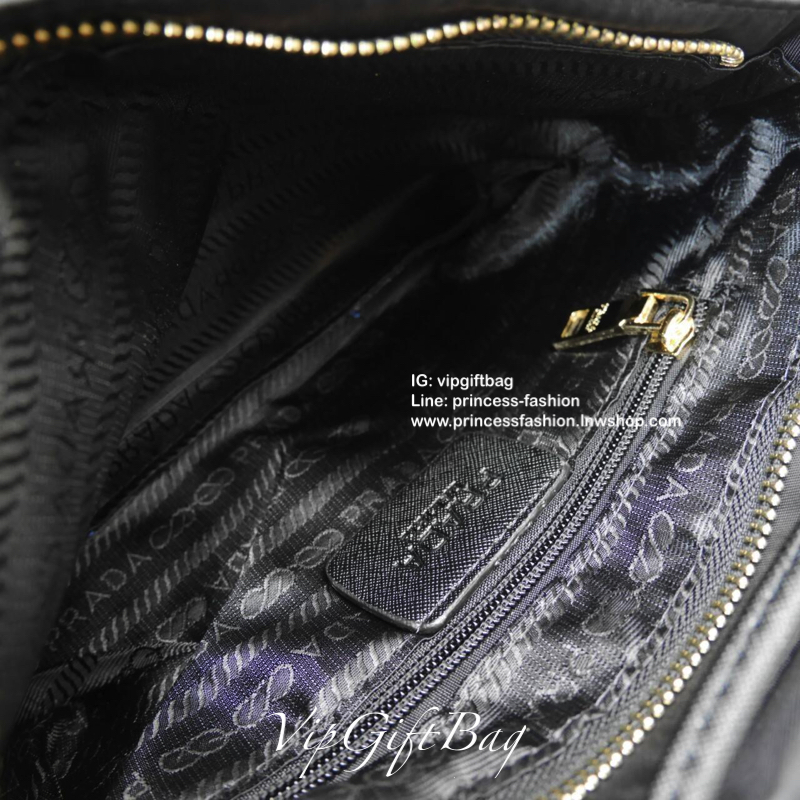 Best Seller! จากงานพรีเมี่ยมกิ้ฟ จากเคาเตอร์ต่างประเทศ จากแบรนด์ PRADA ค่า เป็น กระเป๋าผ้าไนล่อน ตามแบบฉบับของแบรนด์เลย ใบนี้มีสายยาวให้คะ เลิศมาก สะพายเป็น shoulder bag ได้เลย ขนาดกำลังดีคะ ตัวกระเป๋าเบามาก ใส่มือถือได้ทุกรุ่น ใช้แล้วสวยมากๆ อะไหล่ทองหรู