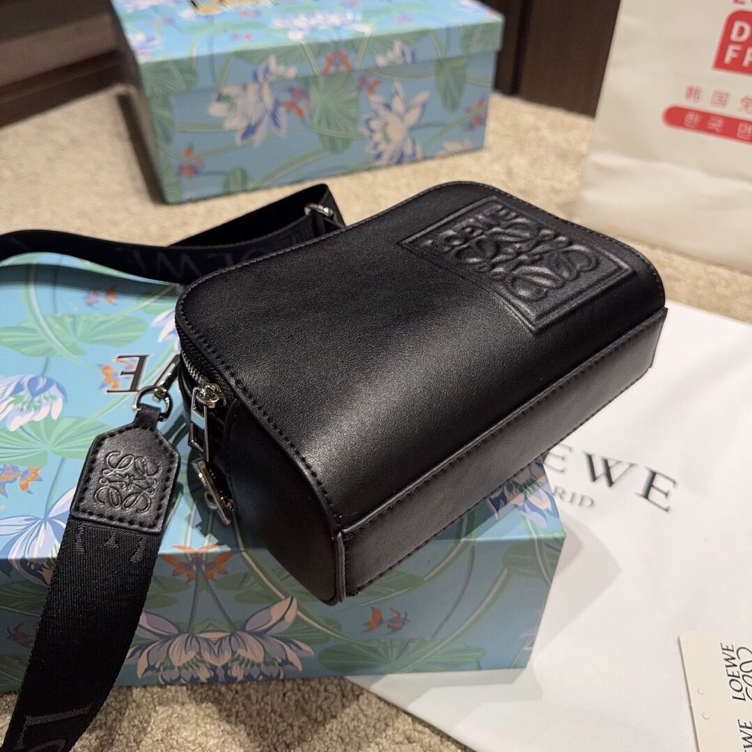 Loewe Mini Camera Crossbody Bag กระเป๋าสะพายทรงกล่อง เรียบหรูเป็นเอกลักษณ์ อย่างแท้จริง ปั้มโลโก้โดดเด่นสีเดียวกับพื้นหนัง ให้ความรู้สึกเรียบง่ายแต่แฝงความคลาสสิกในตัว