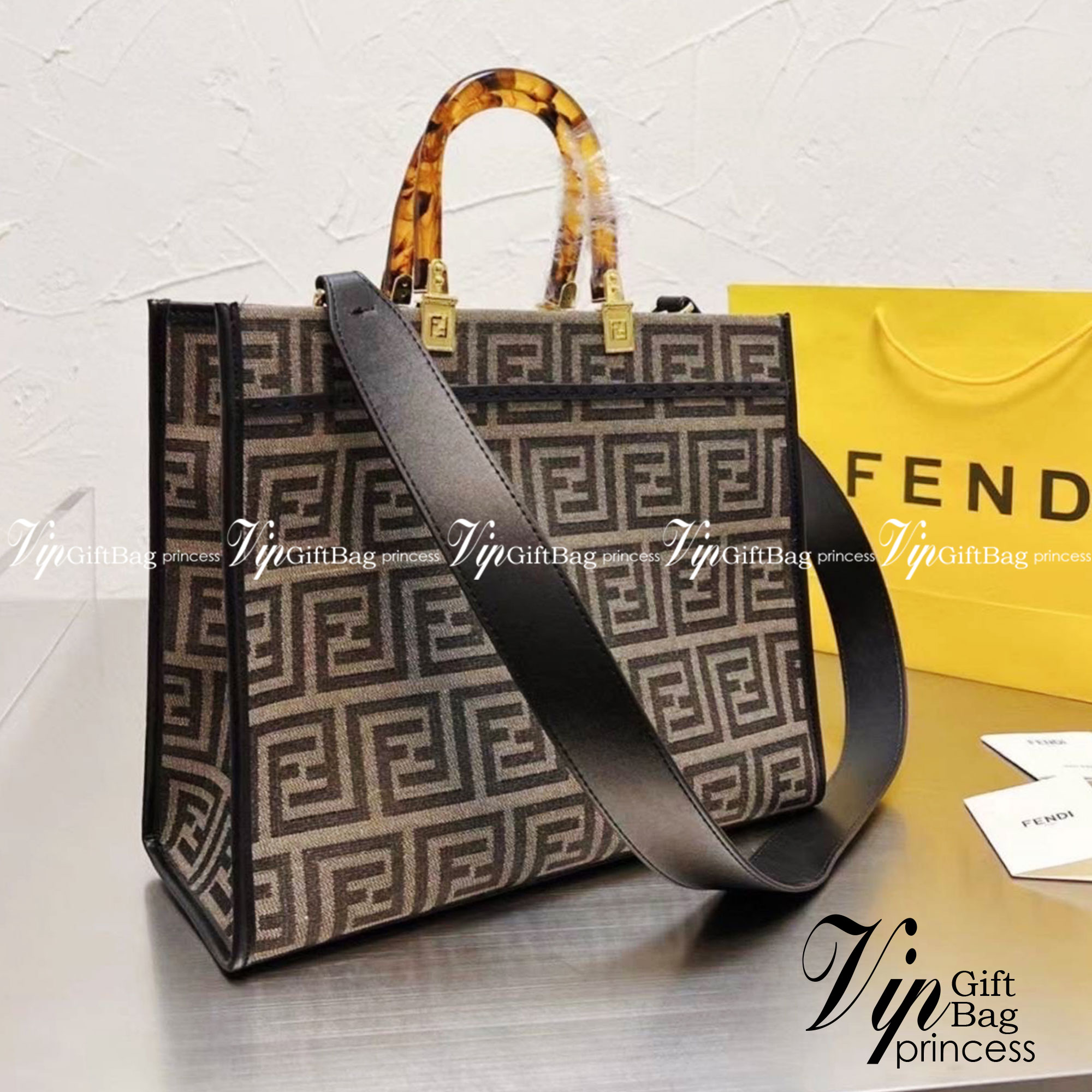 FENDI Sunshine Medium Shopper Tote / FENDI Shopping Shoulder Bag กระเป๋าสะพายทรง shopping ใบใหญ่จุใจ!! ลายกราฟฟิกมาใหม่ดีไซน์คลาสสิควินเทจ สวยหรู ภายในโล่งกว้างมากๆ ใส่ของจุสุดๆ