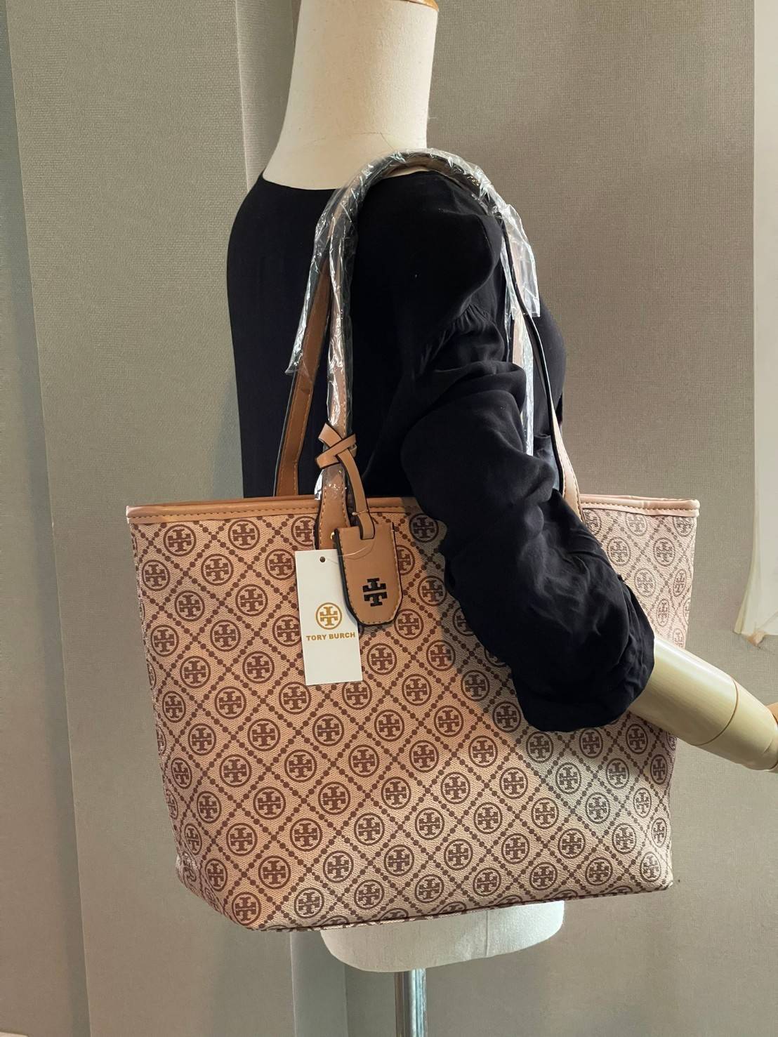 OUTLET 】Tory burch T Monograme Large shopping bag กระเป๋าสะพายใบไหล่ใบใหญ่ โดยตัวกระเป๋าทำมาจากผ้าแคนวาสเคลือบผิวด้านทนต่อรอยขีดข่วนได้เป็นอย่างดี ขนาดที่ใหญ่สามารถใส่ได้ทั้งเอกสารและสัมภาระต่างๆ พร้อมด้วยซิปปิดกระเป๋าด้านบนจึงเป็นอีกรุ่นที่เหมาะกับสาวออฟ