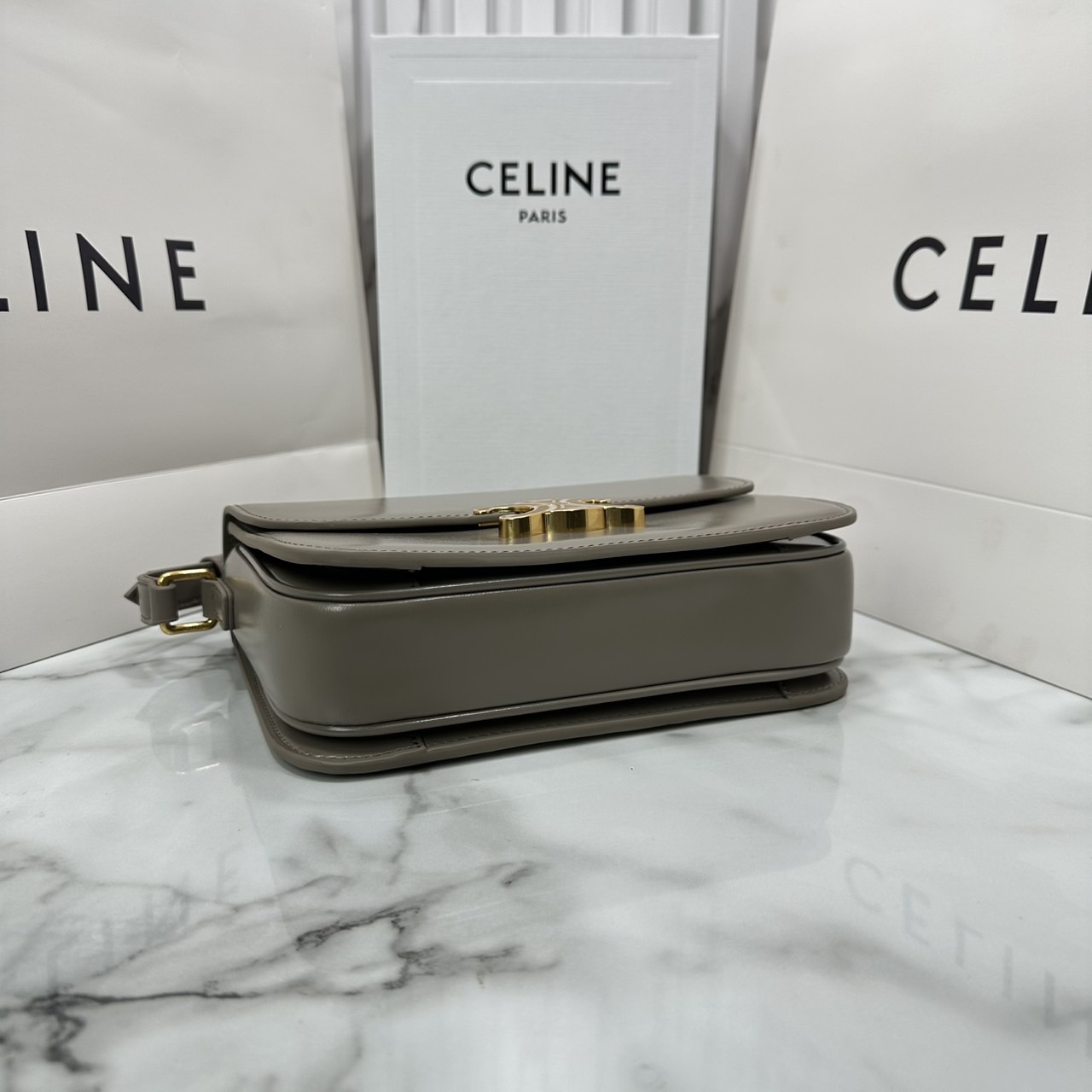 ORI หนังแท้ | 9" CELINE CLASSIQUE TRIOMPHE bag in natural leather กระเป๋าสะพายรุ่นยอดนิยม ด้วยรูปทรงสี่เหลี่ยมผืนผ้า ดีไซน์คล่องตัวถ่ายทอดให้เห็นถึงแก่นแท้ของสไตล์