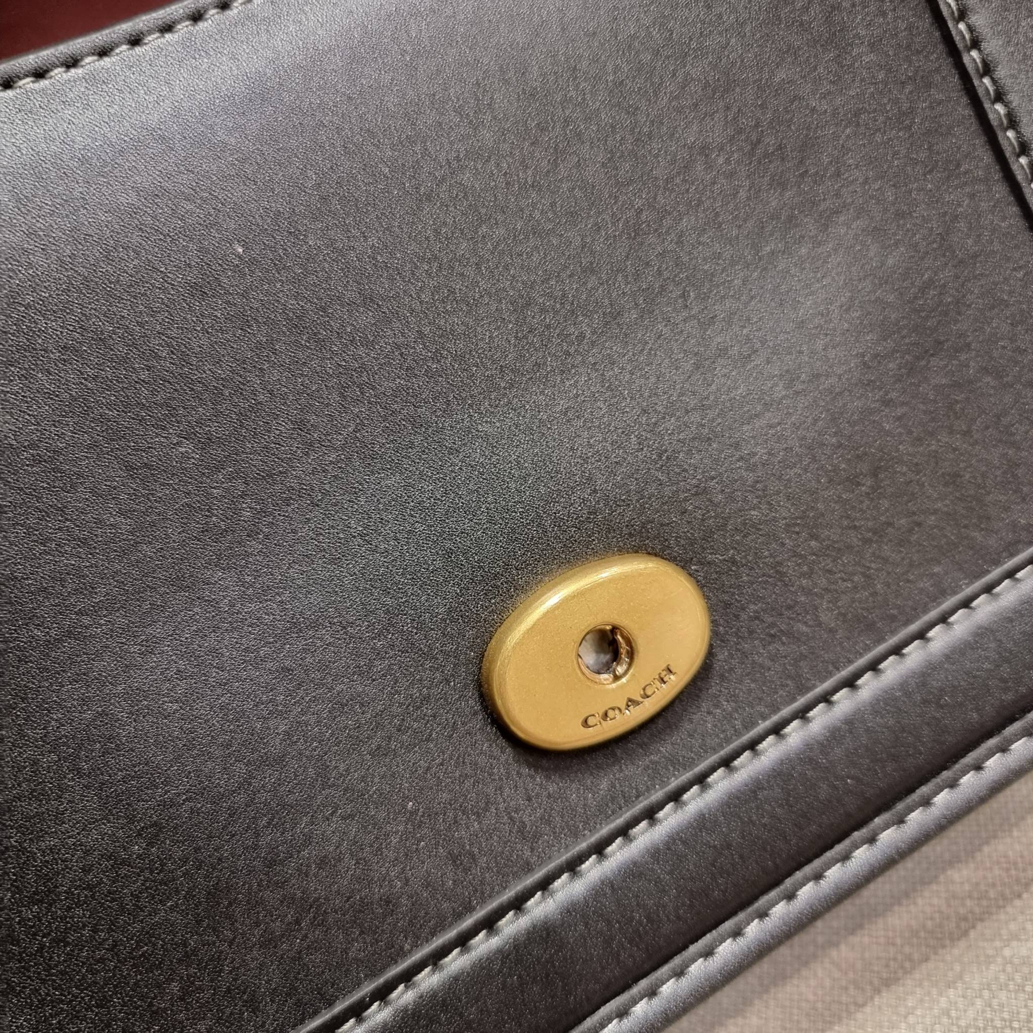 COACH C8449 HERO SHOULDER BAG / COACH C8450 HERO SHOULDER BAG IN SIGNATURE CANVAS ดีไซน์ใหม่ล่าสุด ที่มาพร้อมความหรูยกระดับ กระเป๋าถือ/สะพายข้าง ออกแบบทรงสวย คลาสสิค ขนาดกำลังพอดี ไม่ว่าจะถือ หรือสะพายสายครอส ก็ดูดีแบบไม่ต้องแต่งเติม วัสดุหนังแท้เต็มใบ ฝา