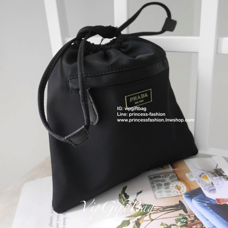 มาใหม่ค้าา กระเป๋าอเนกประสงค์ ทรงหูรูด จากแบรนด์ PRADA เป็น กระเป๋าผ้าไนล่อนเต็มใบ กันน้ำได้ ด้านหน้าประดับโลโก้โลหะแบรนด์ด้านหน้า พร้อมช่องซิปใส่ของได้อีกช่อง ด้านในบุผ้าปั้มแบรนด์ มีช่องใส่บัตรได้อีกช่อง กว้างขวาง ใส่โทรศัพท์ได้ทุกรุ่น ใส่คสอ.พกพาได้สะด