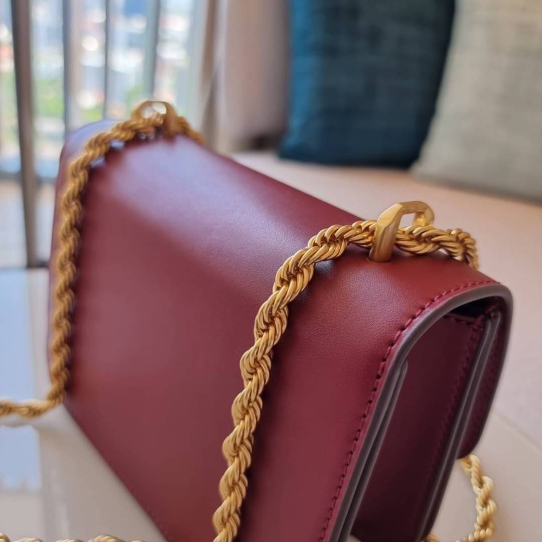 TORY BURCH ELEANOR SMALL CONVERTIBLE SHOULDER BAG ฮอตไอเท็ม รุ่นนี้ขายดีขายหมด สวยหรู คุณหนู ผู้ดี!! หายากมากแล้วน้า กระเป๋าสะพายข้าง ดีไซน์อยู่ทรง ขนาดกำลังสะดวกใช้สำหรับสาว วัสดุหนังแท้เต็มใบ สีทูโทน เปิด-ปิดด้วยแถบแม่เหล็ก ภายในแบ่งสัดส่วนได้เป็นอย่างด