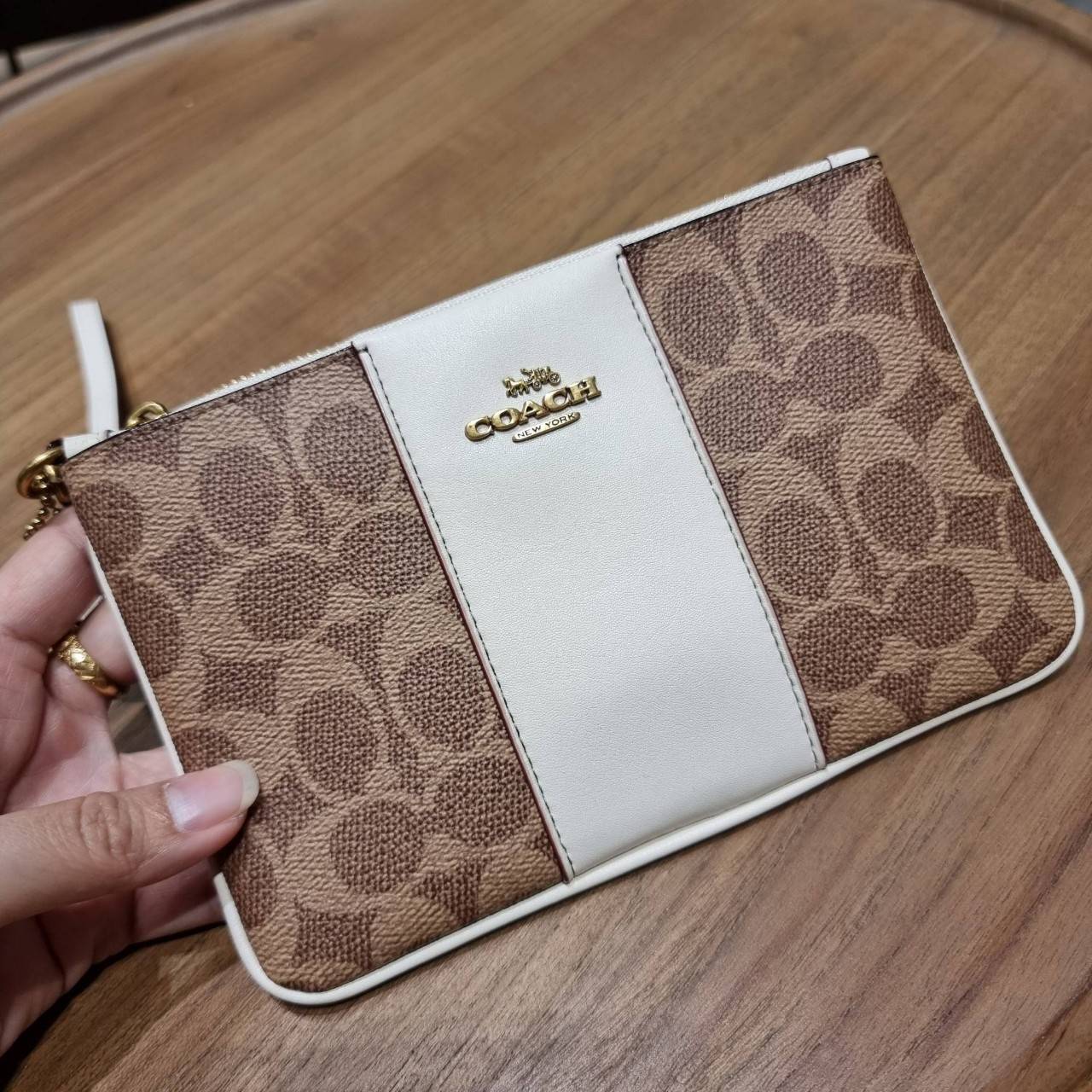 COACH 32445 SMALL WRISLET IN COLORBLOCK SIGNATURE CANVAS คอลเลคชั่นคัลเลอร์บล็อคสวยหรู ในรูปแบบกระเป๋าคล้องมือ ขนาดพกพา ไซส์กำลังสวยมากๆ พกง่ายไปเลยจ้า วัสดุหนังแคนวาส ตัดหนังแท้ ภายในโล่ง มีช่องใส่บัตร ตอบโจทย์สาวๆที่ไม่ชอบความพะรุงพะรัง พกใบนี้คือสะดวกส